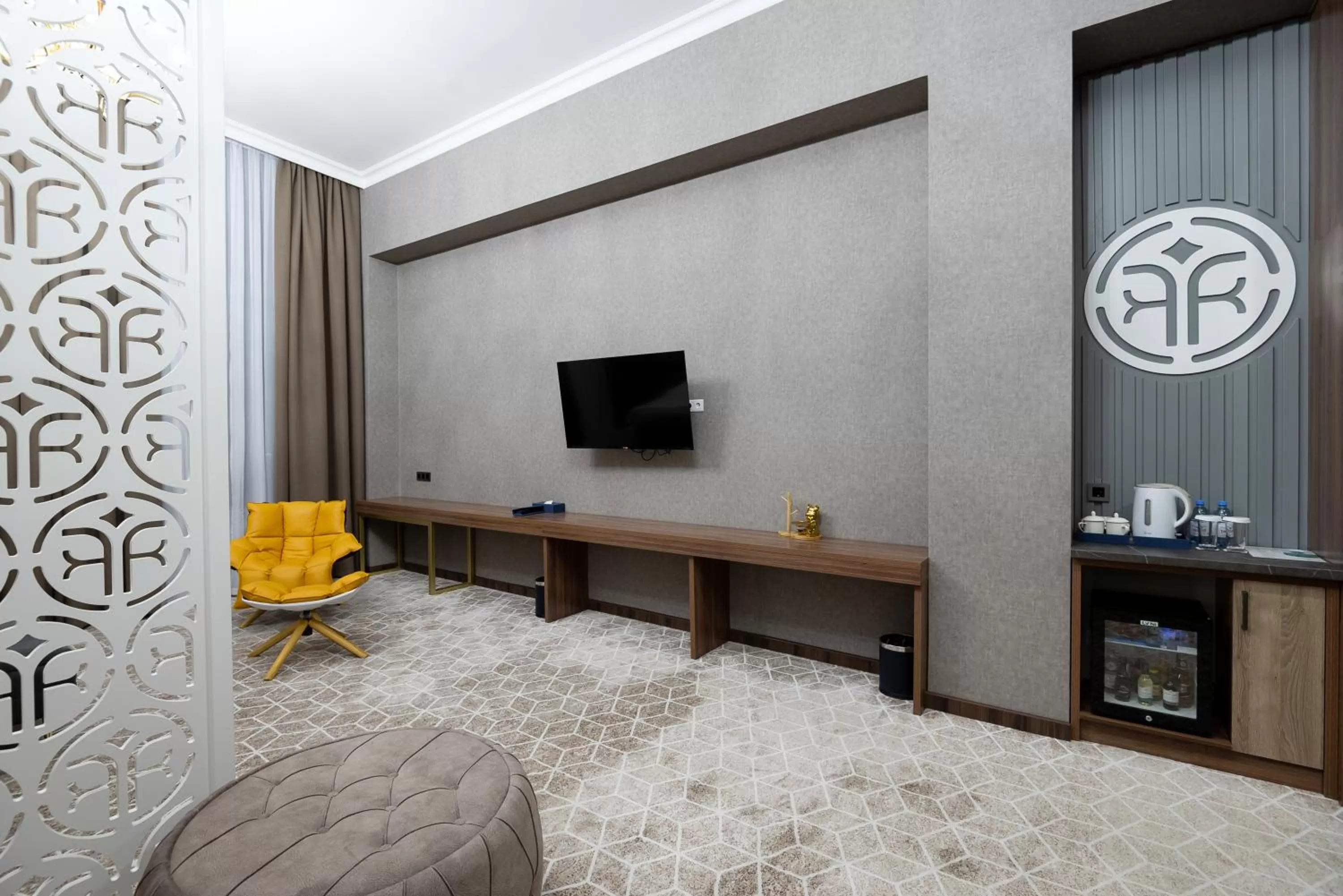 Communal lounge/ TV room, TV/Entertainment Center in Tauke Khan Plaza