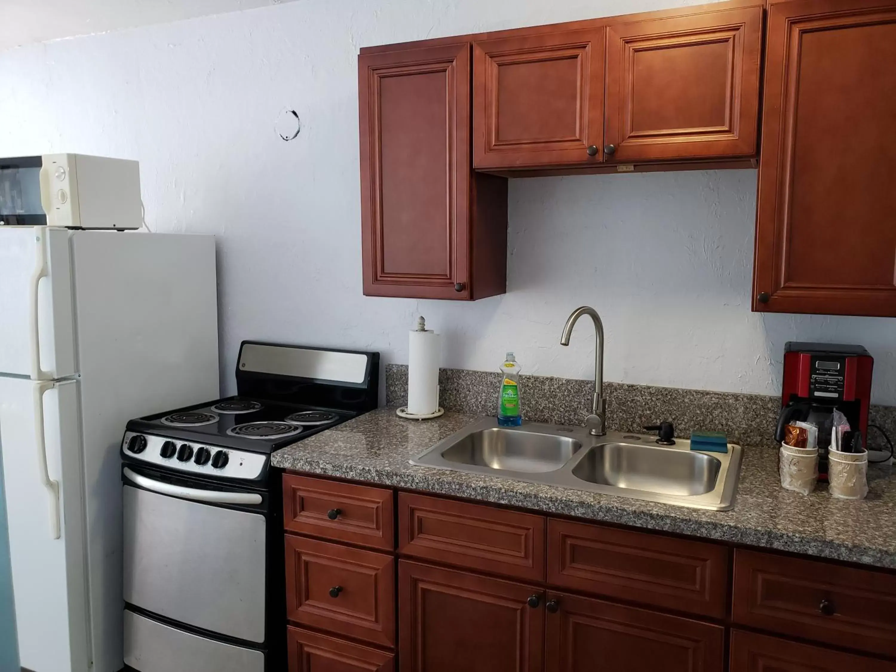 Kitchen or kitchenette, Kitchen/Kitchenette in Topaz Motel - Flagler Beach