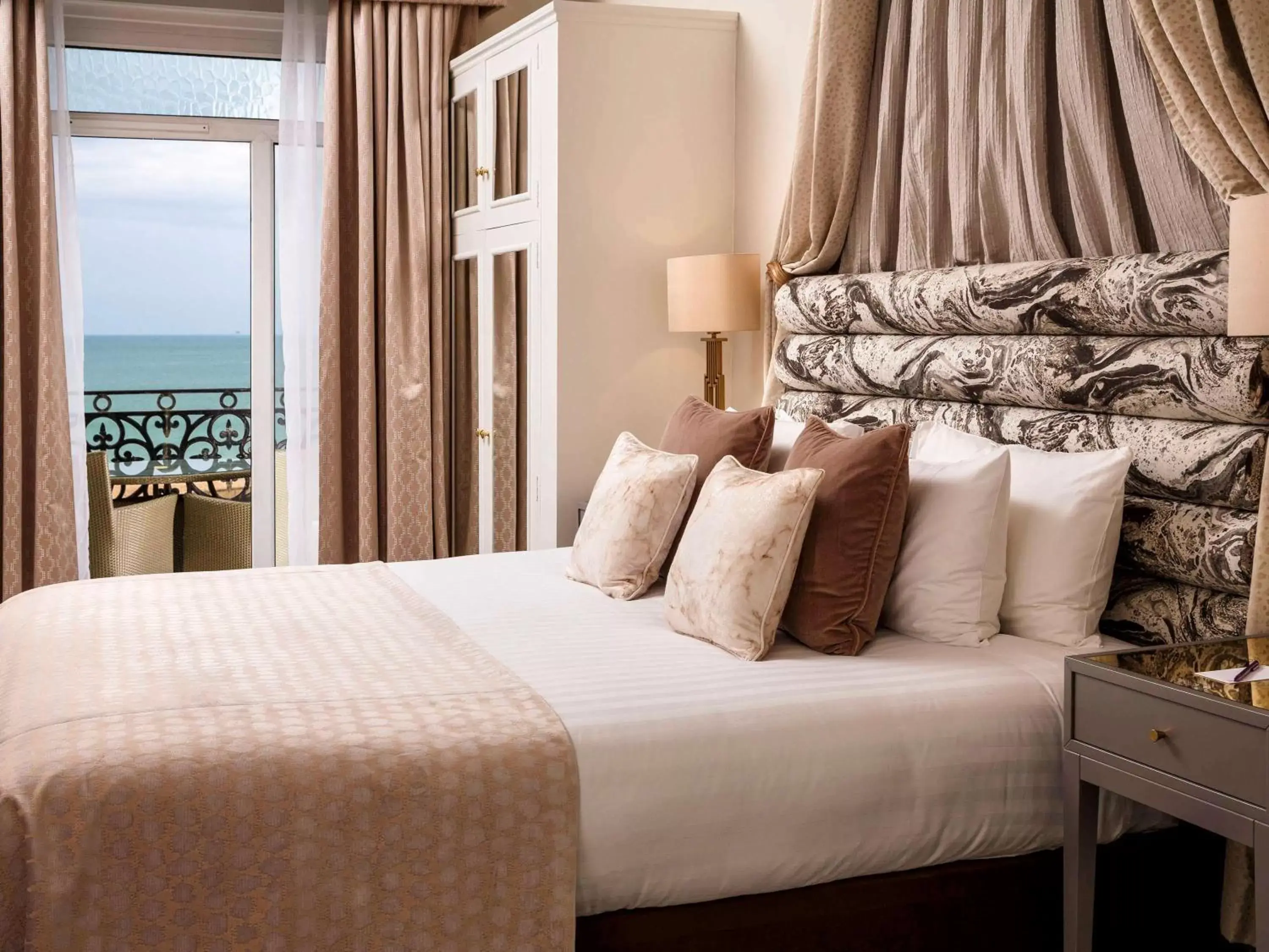 Photo of the whole room, Bed in Mercure Brighton Seafront Hotel
