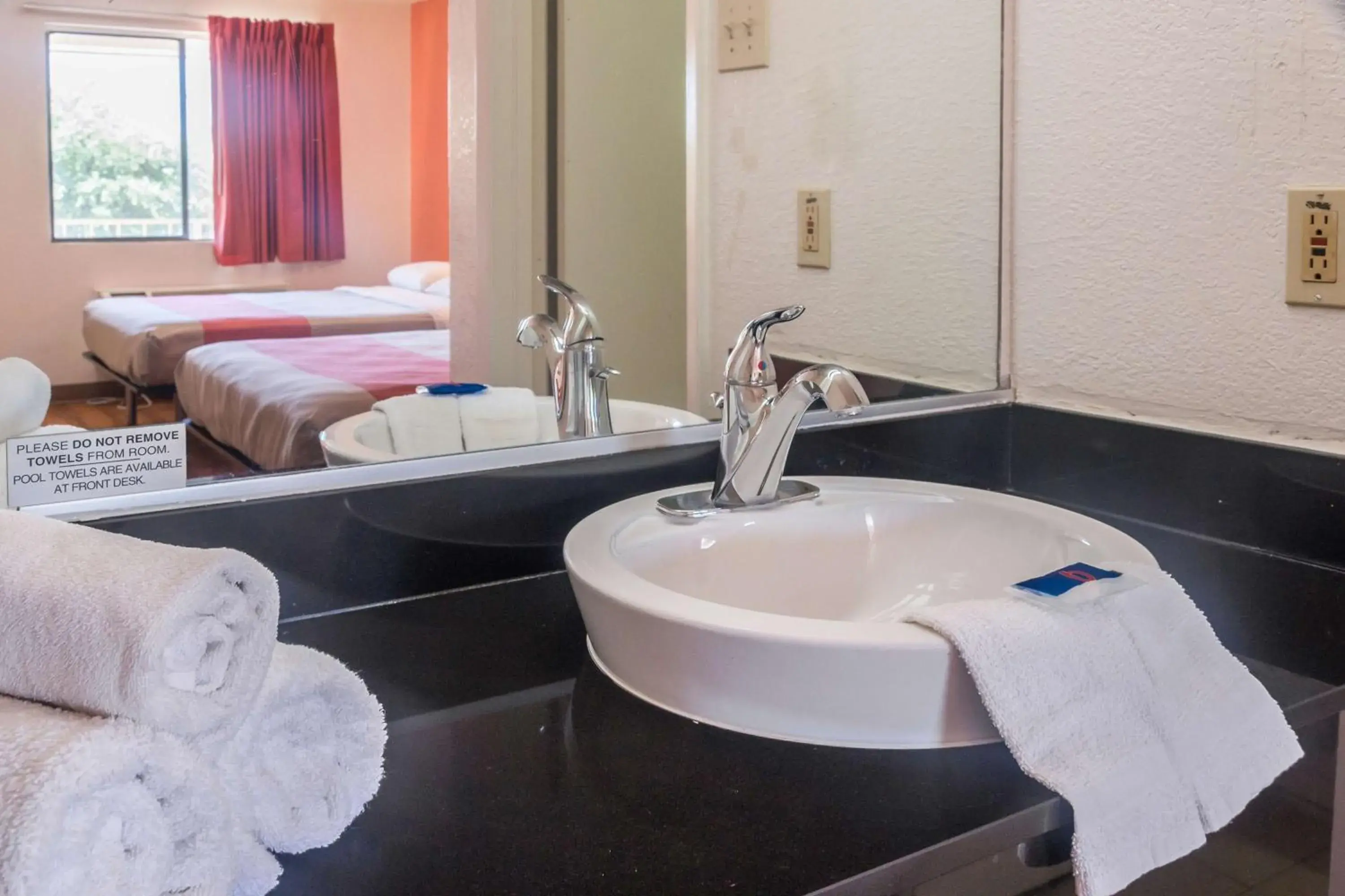 Bathroom, Bed in Motel 6-Mesquite, TX - Rodeo - Convention Ctr Bathroom, Bed in Motel 6-Mesquite, TX - Rodeo - Convention Ctr
