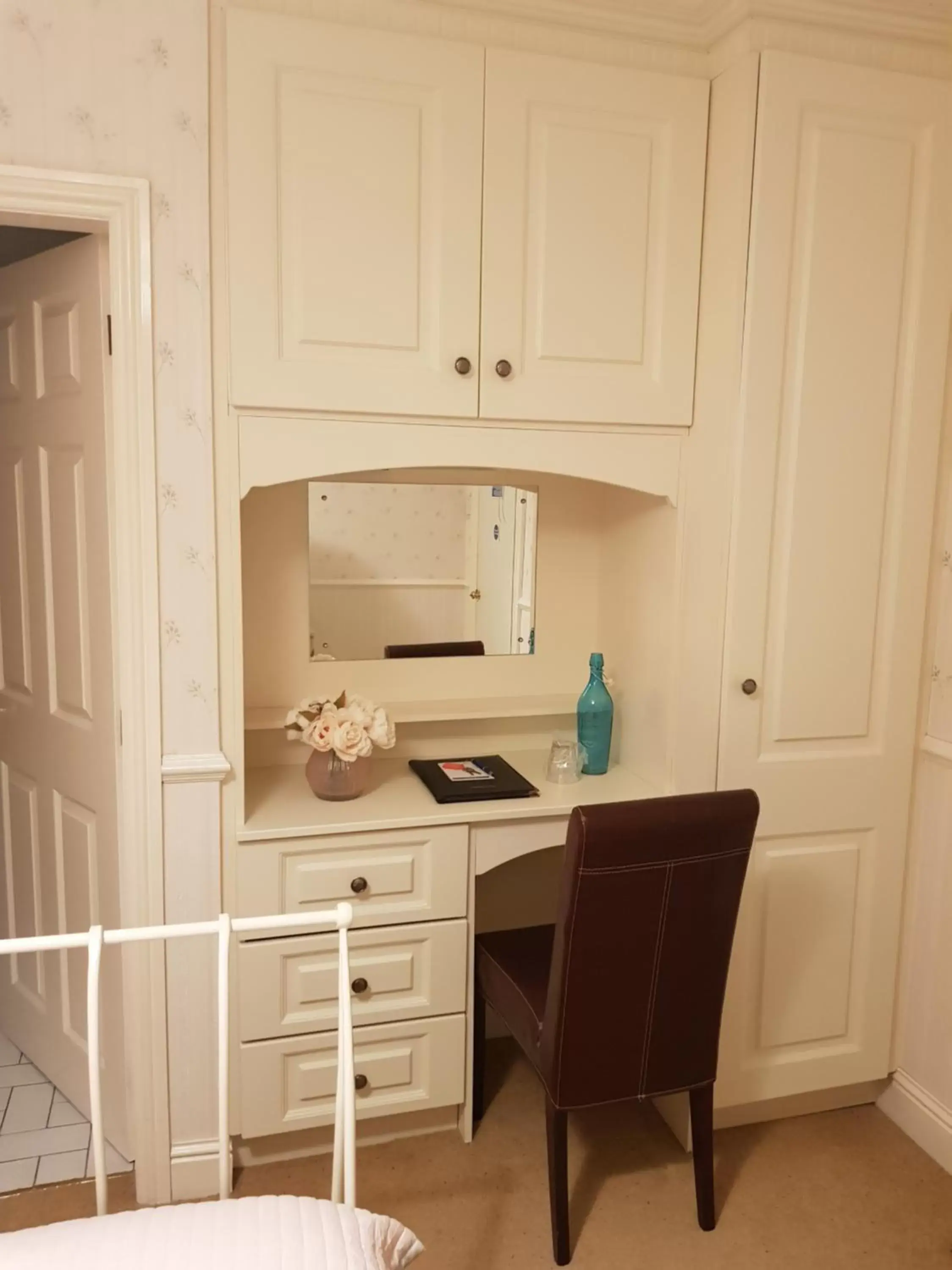 Bedroom, Kitchen/Kitchenette in Willowbank House