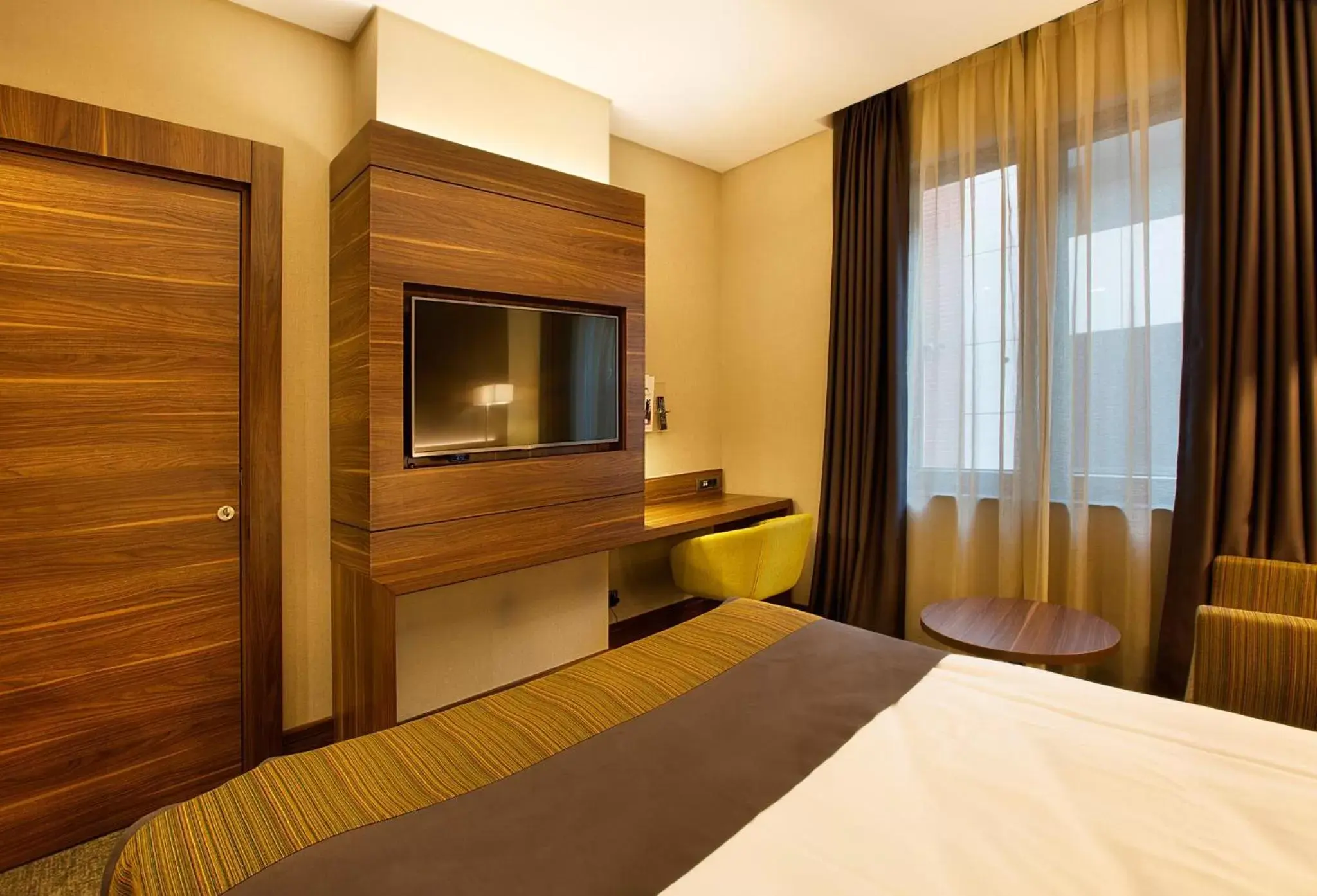 Photo of the whole room, TV/Entertainment Center in Holiday Inn Istanbul - Kadikoy, an IHG Hotel
