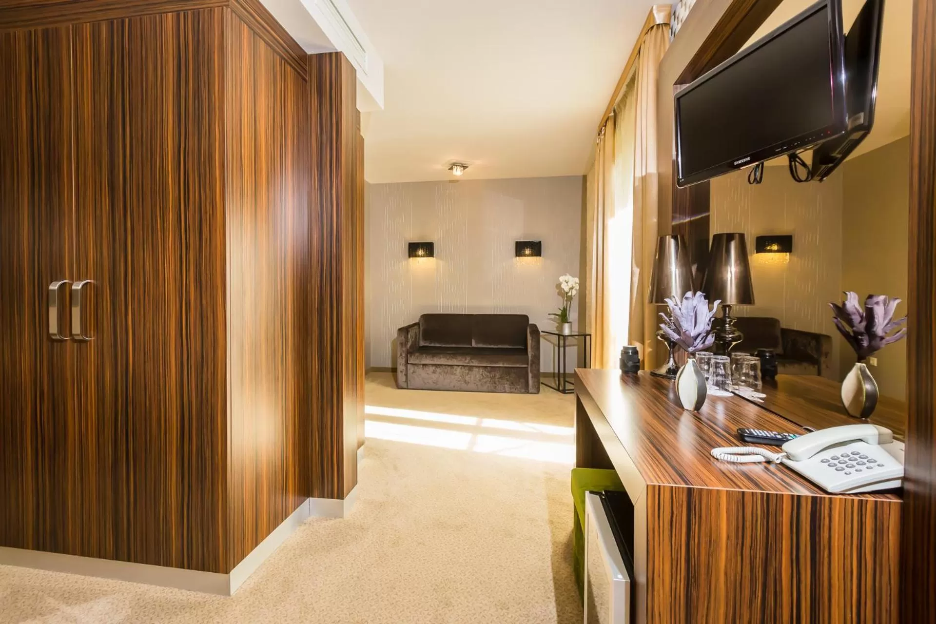 Communal lounge/ TV room, Bed in Duna Garden Hotel