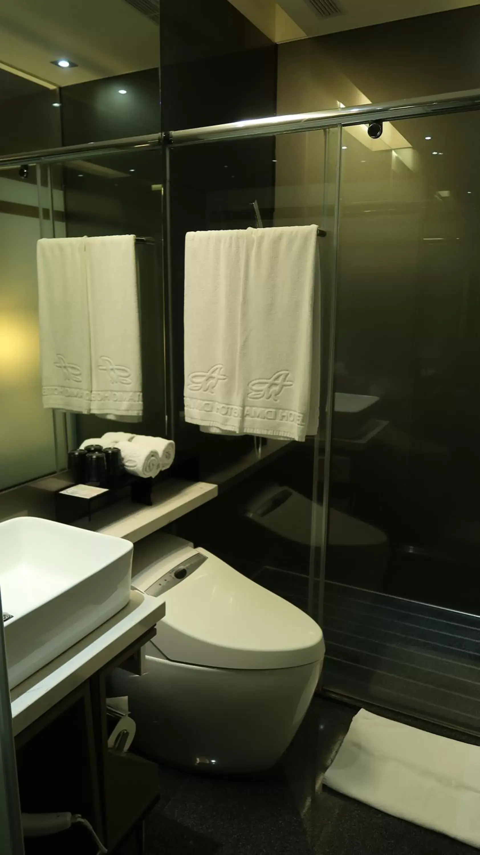 Bathroom in Amici hotel Six Star Hostel