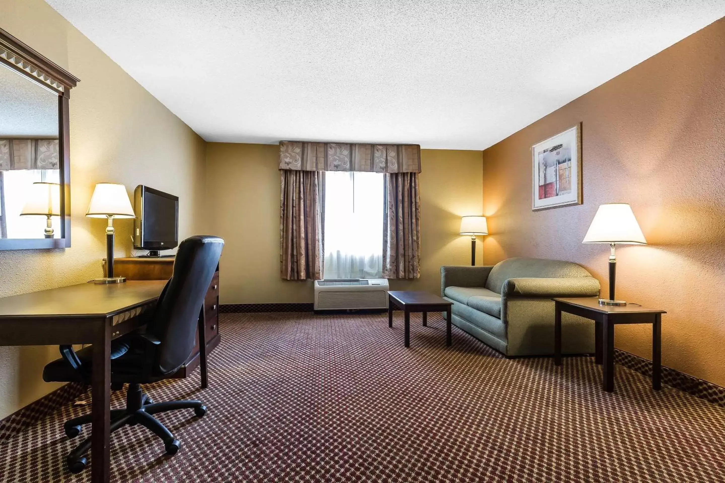 Photo of the whole room, Seating Area in Quality Inn & Suites Bloomington University Area