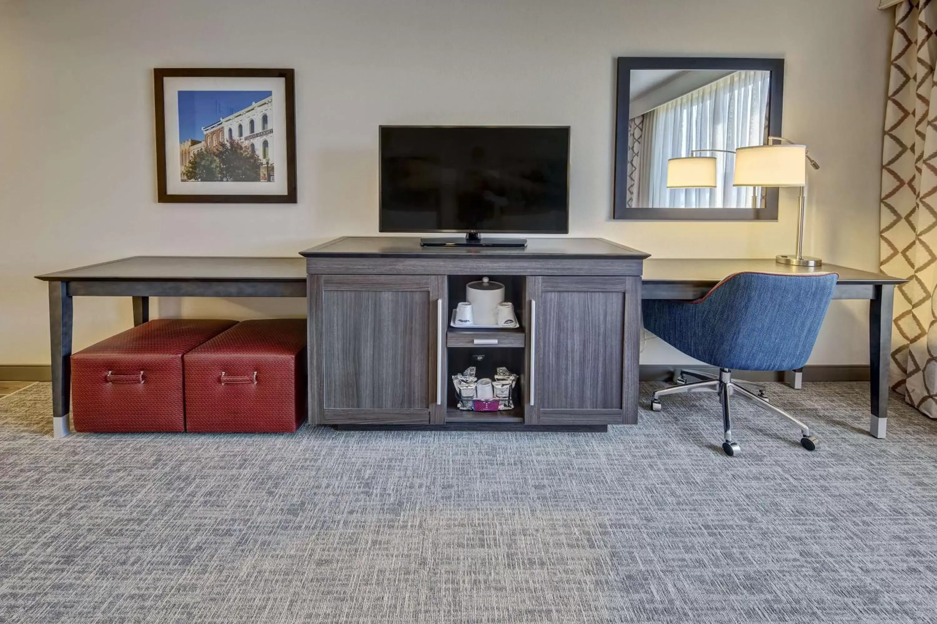 Bedroom, TV/Entertainment Center in Hampton Inn & Suites Franklin Berry Farms, Tn