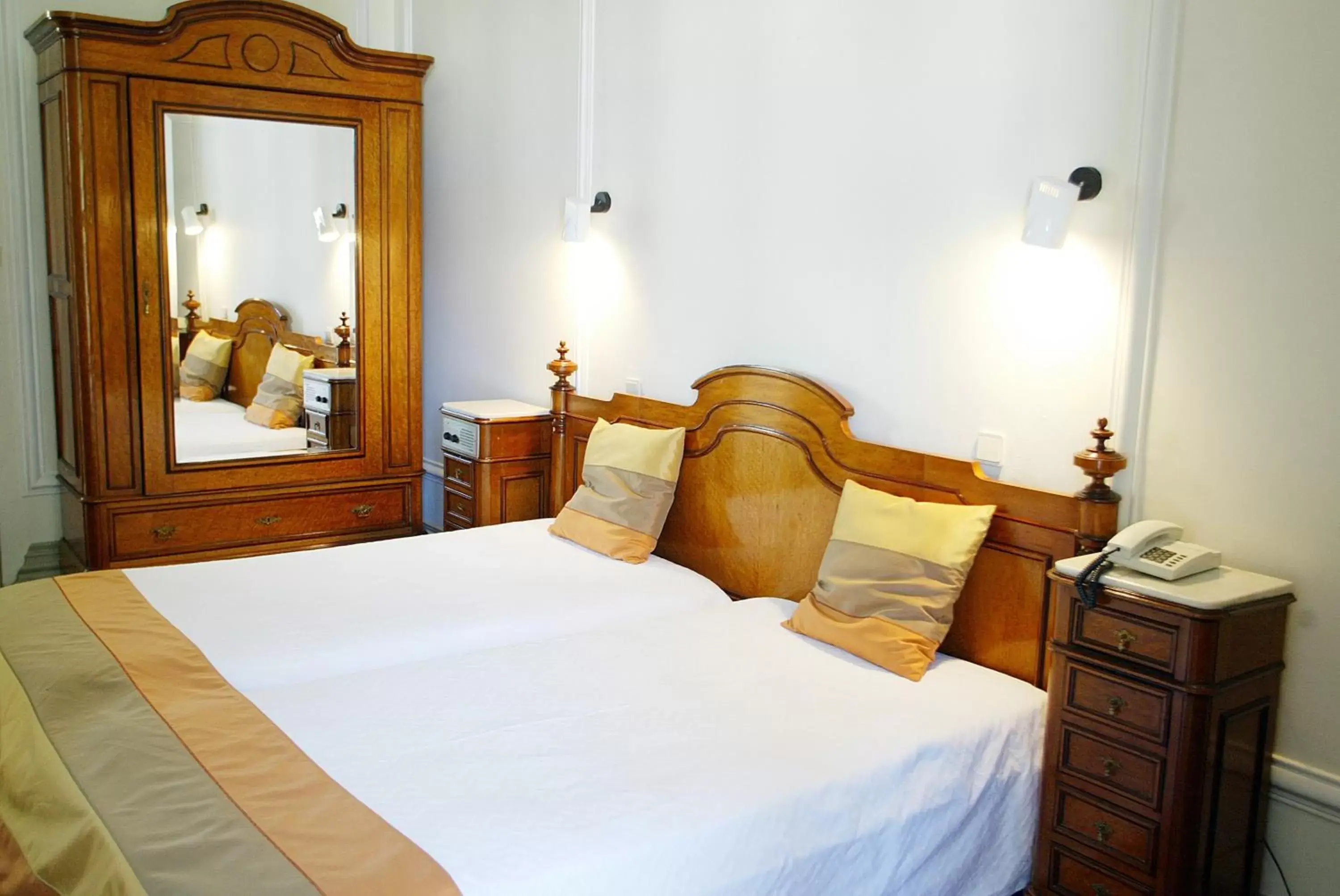 Photo of the whole room, Bed in Hotel de Moura