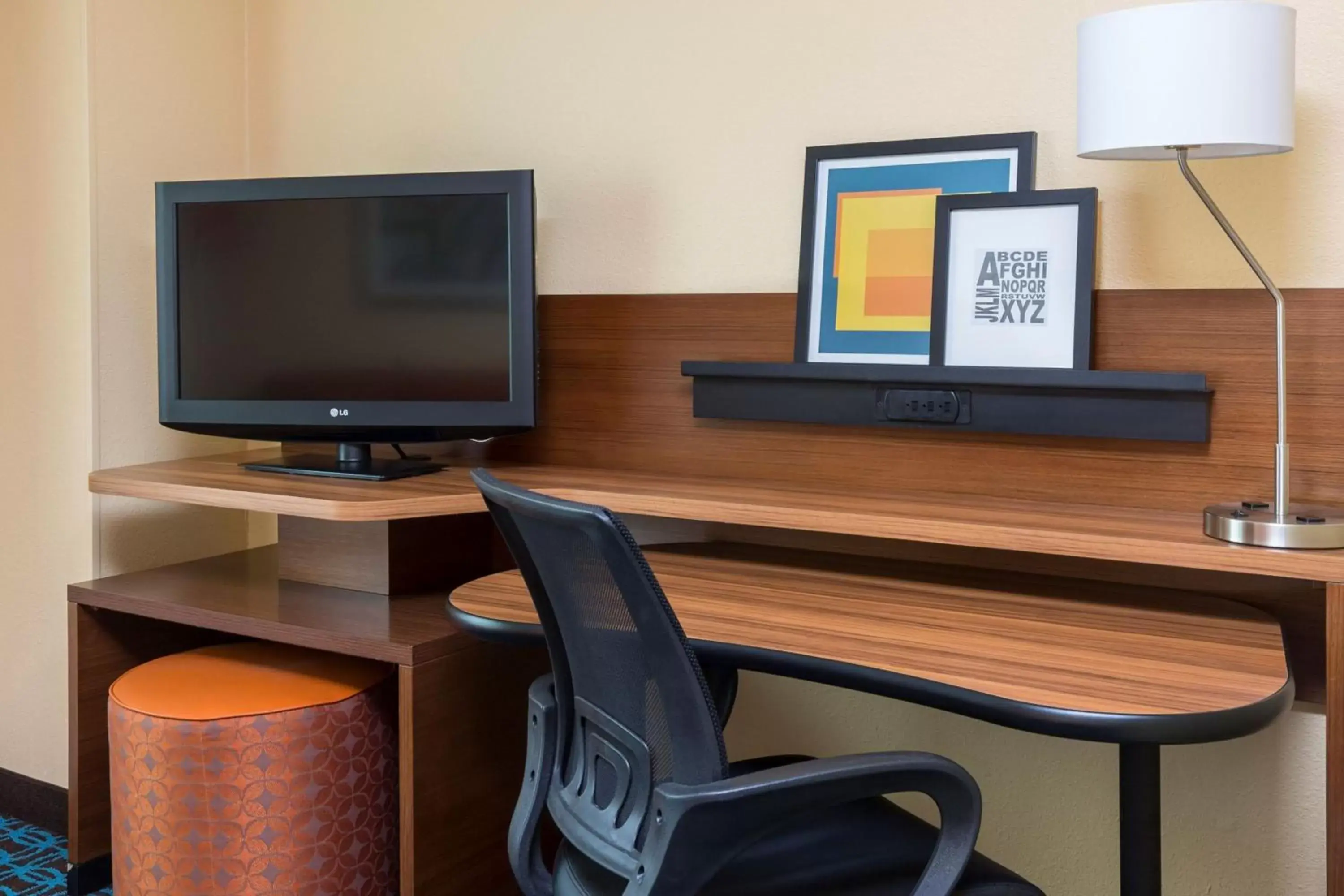 Photo of the whole room, TV/Entertainment Center in Fairfield Inn & Suites by Marriott Galesburg