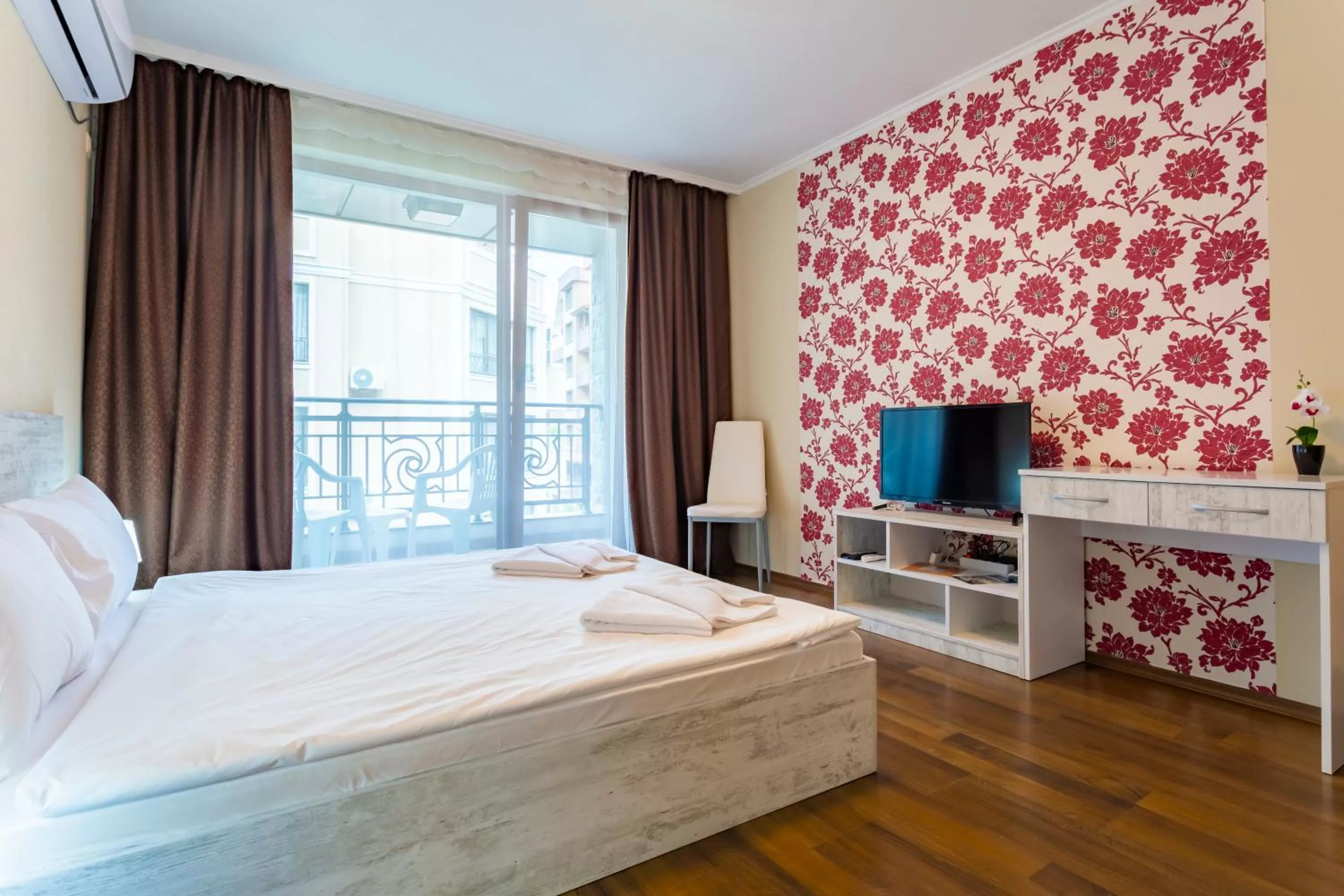 Bed in Rose Gardens Apart Hotel