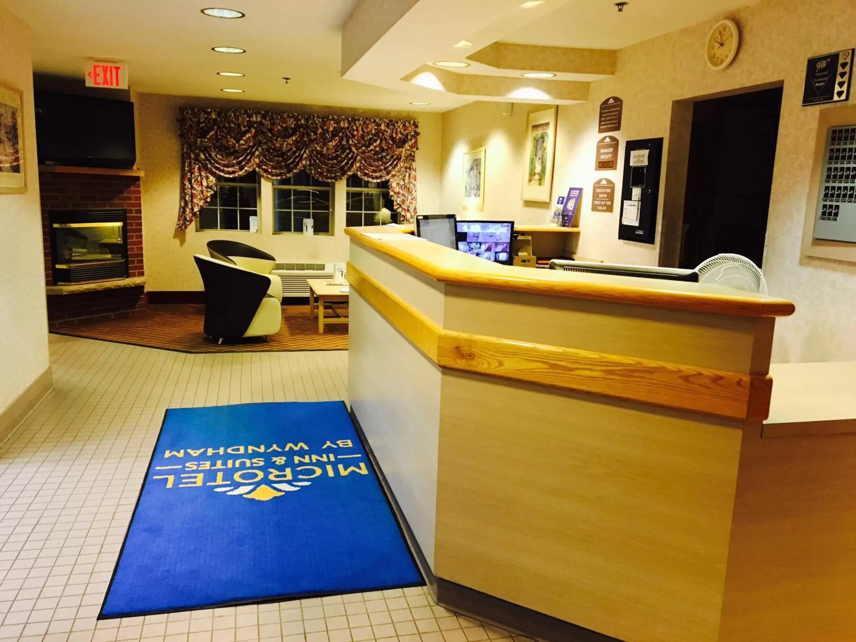 Lobby or reception, Lounge/Bar in Microtel Inn & Suites by Wyndham Syracuse Baldwinsville