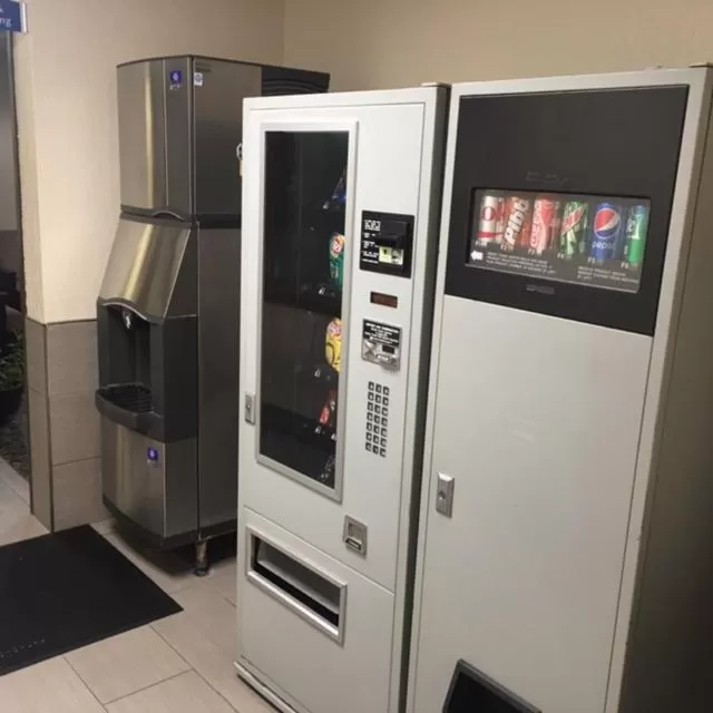 Area and facilities, Kitchen/Kitchenette in Days Inn by Wyndham Le Roy/Bloomington Southeast