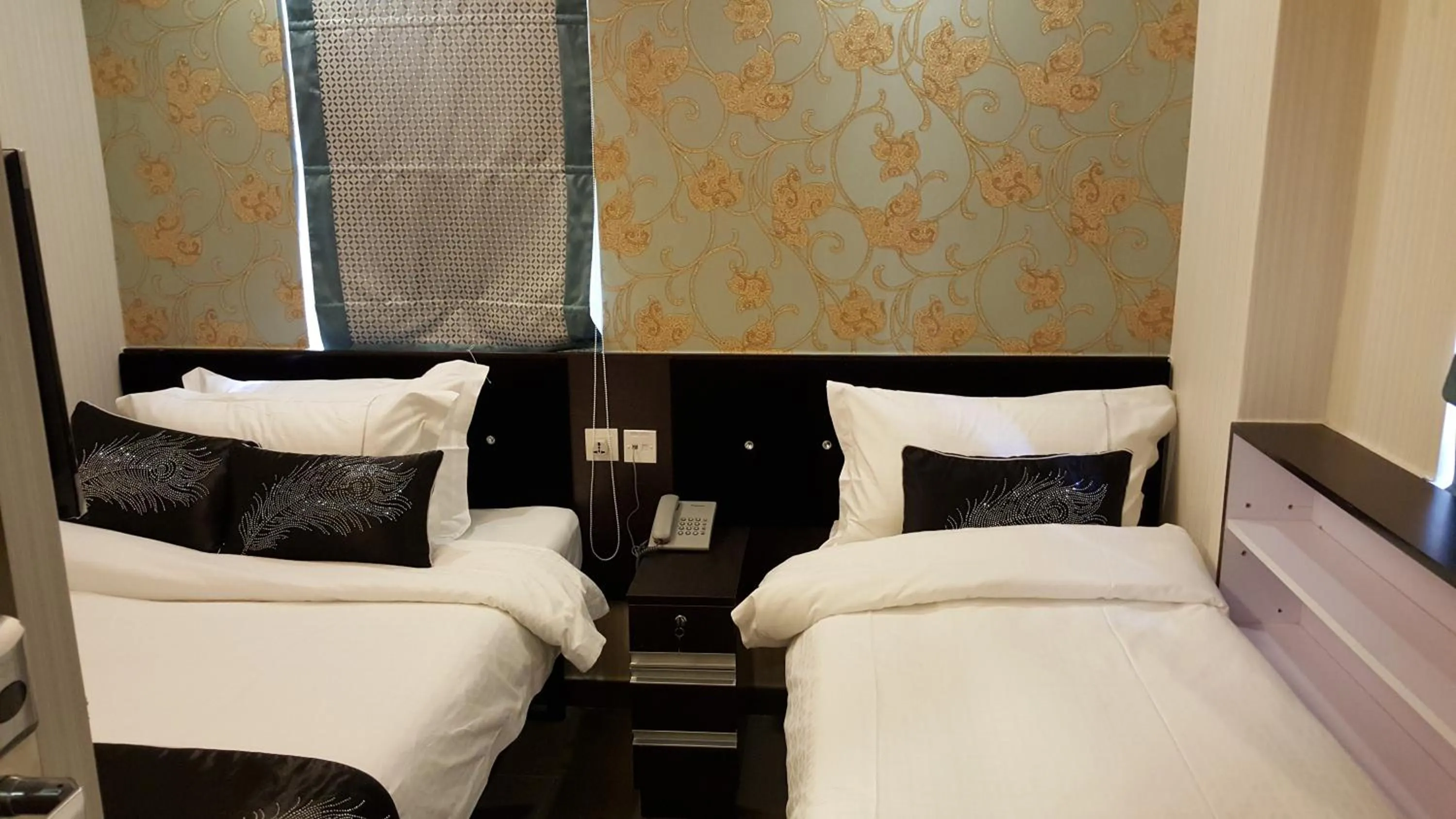 Bed in Seasons Hotel - Causeway Bay