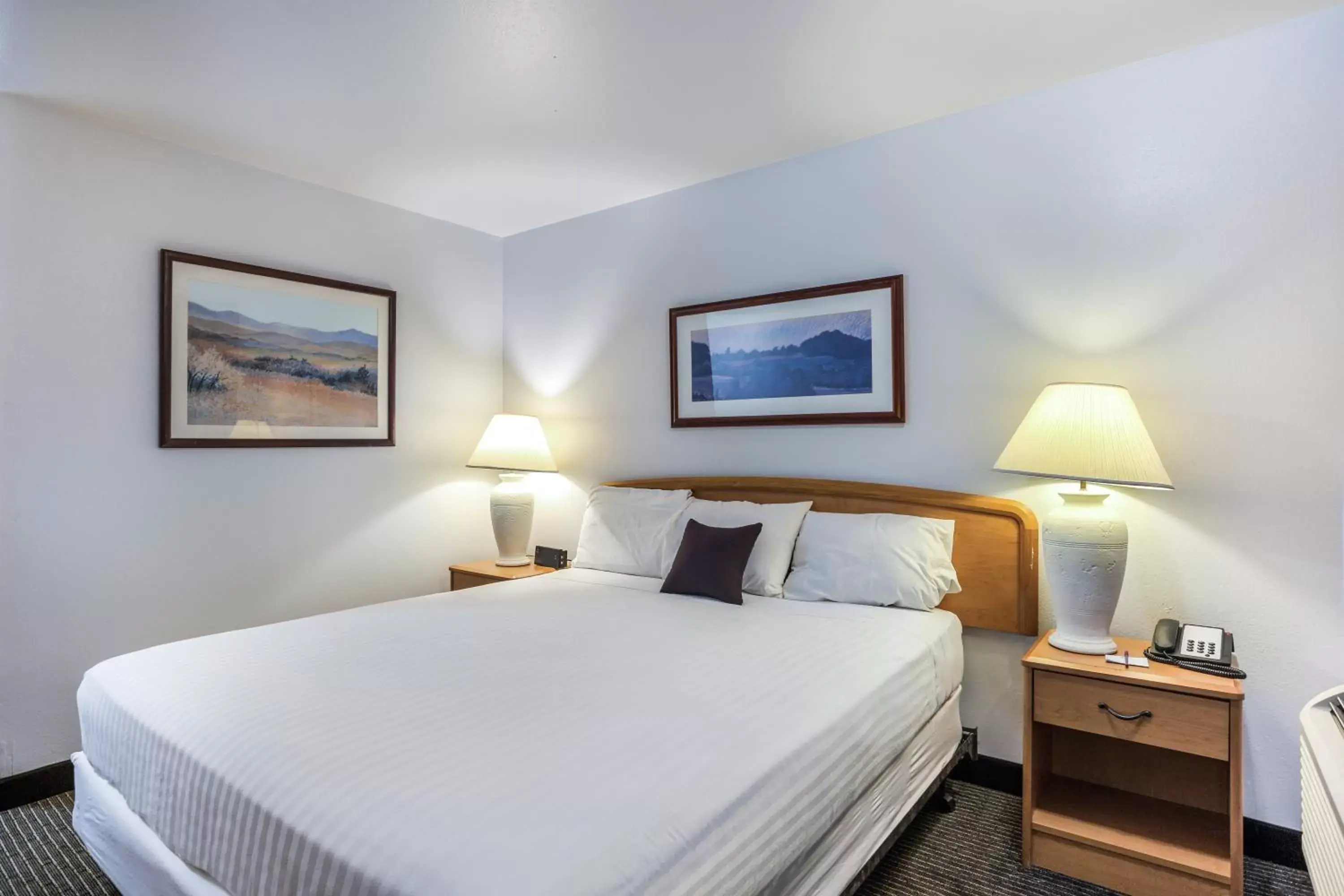 Bed in Knights Inn and Suites Yuma