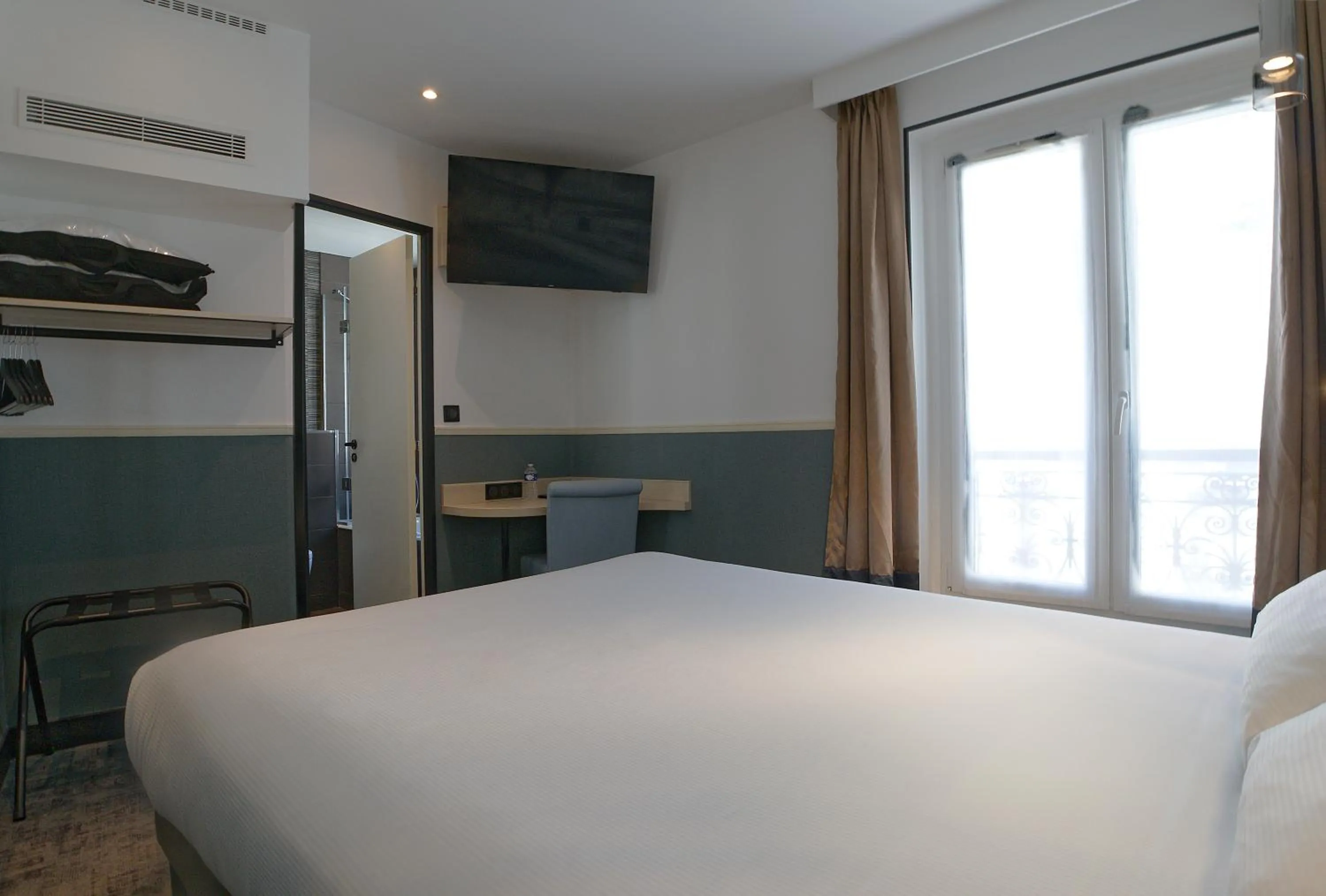 Photo of the whole room, Bed in Appia La Fayette