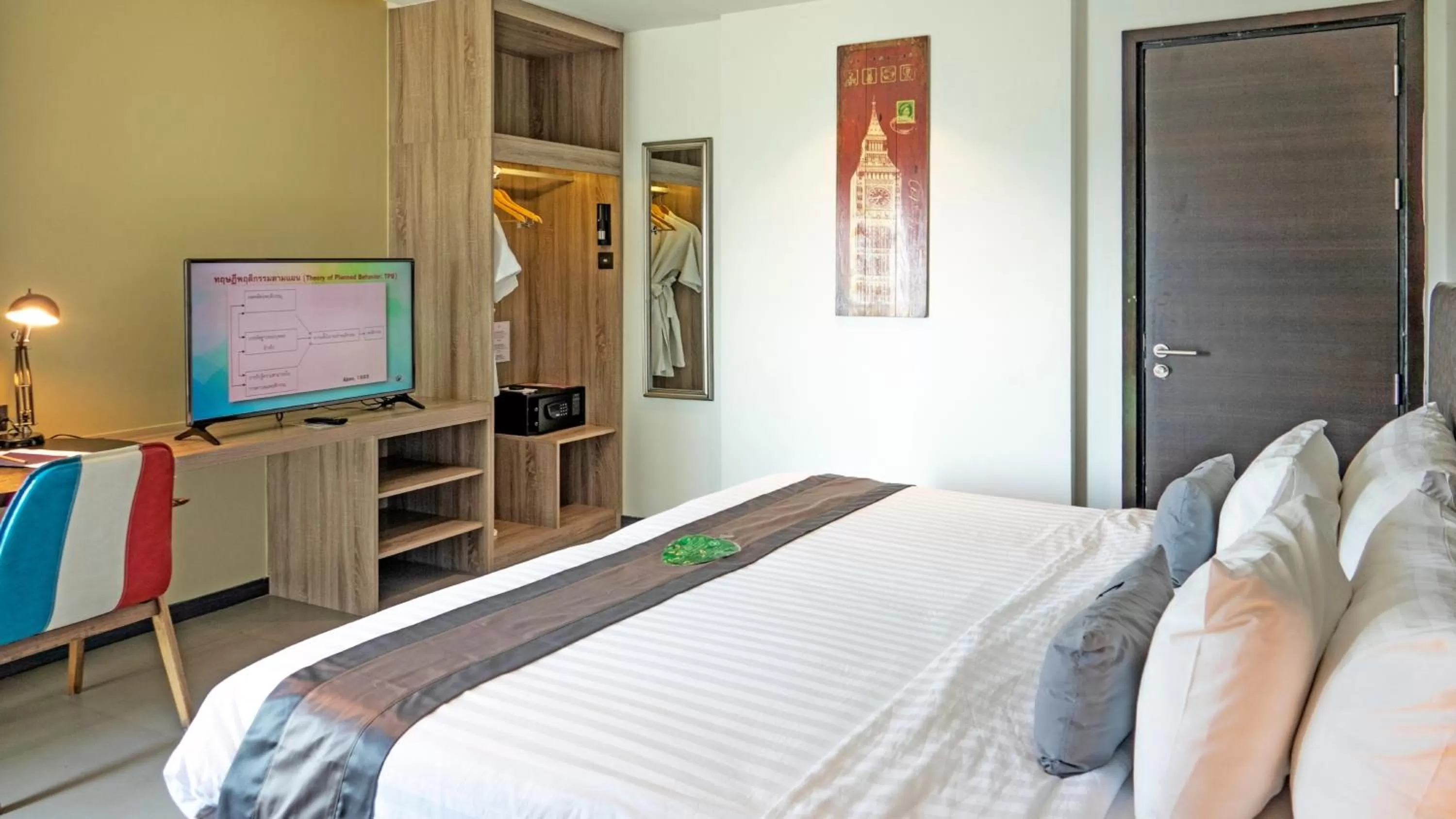 Bed in SureStay Plus by Best Western T Pattaya