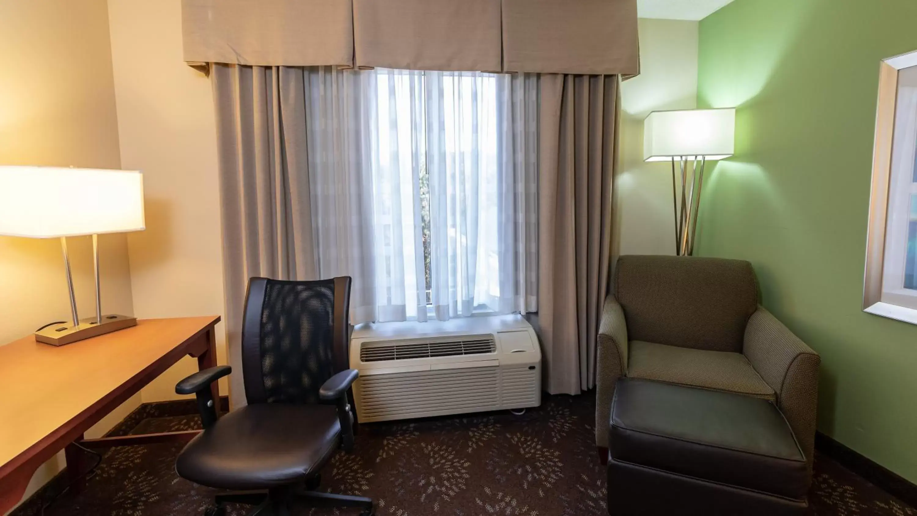 Photo of the whole room, Seating Area in Holiday Inn Express Birmingham Irondale East, an IHG Hotel