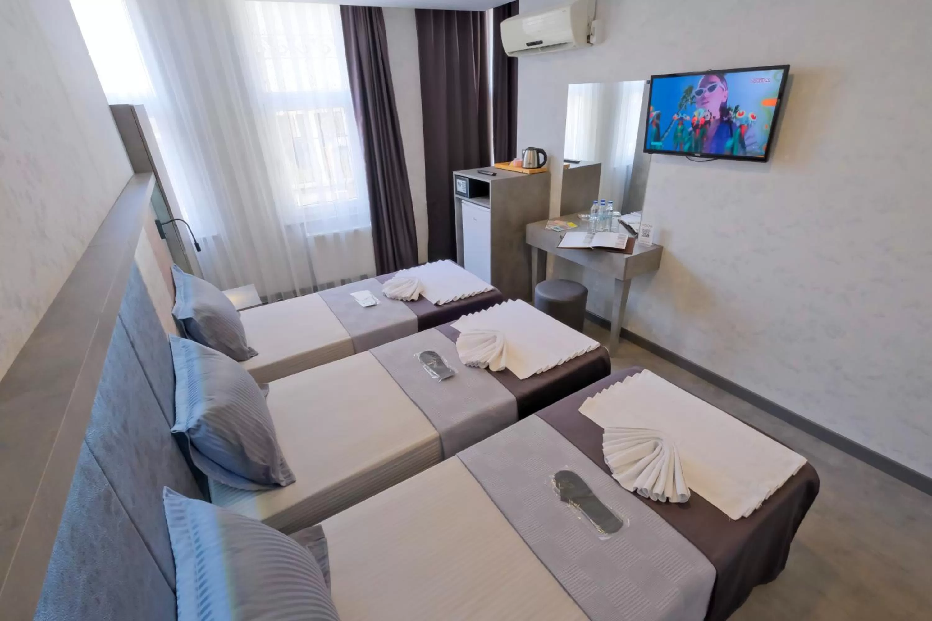 Photo of the whole room, Bed in The Queen Hotel