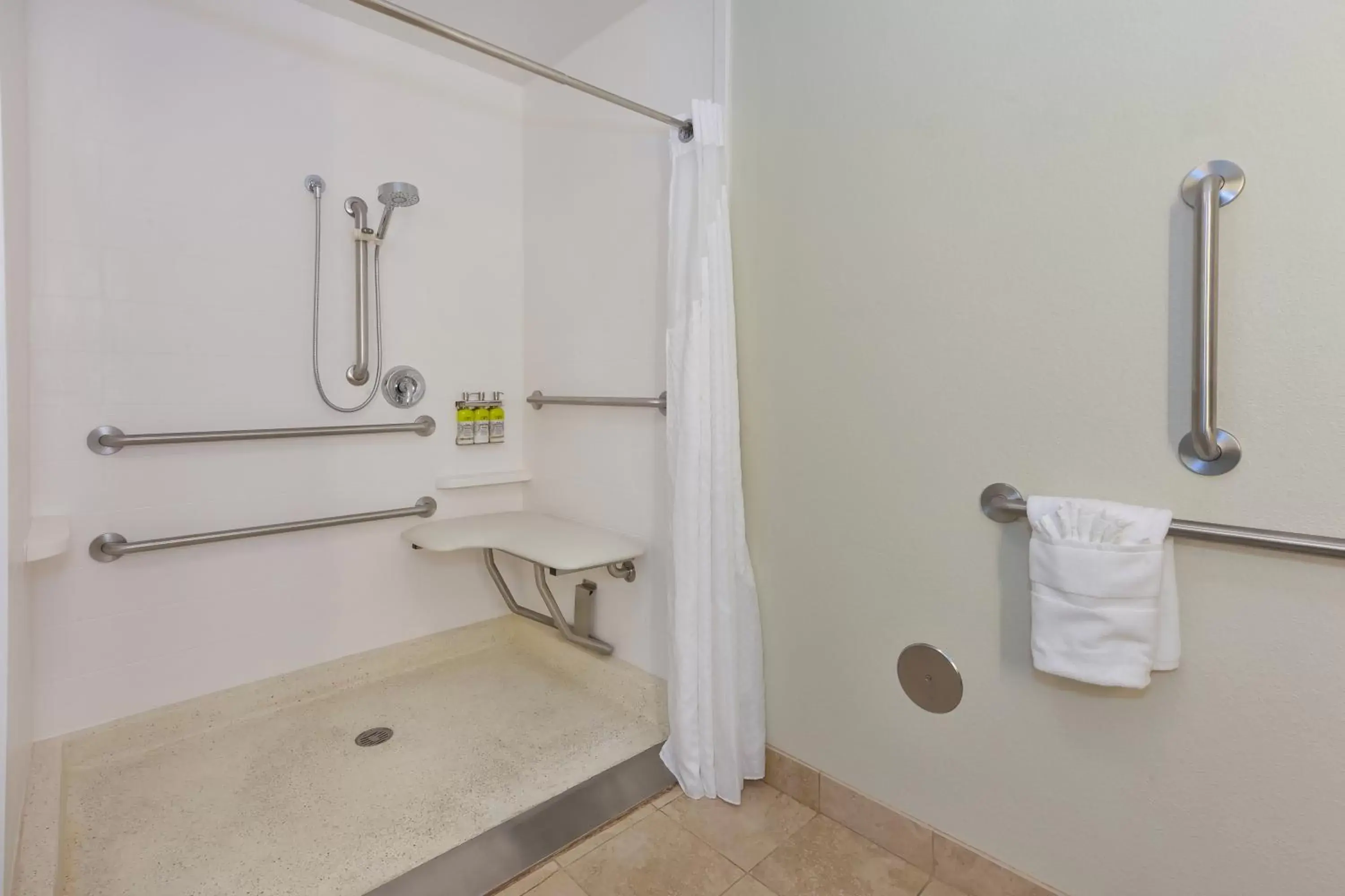 Bathroom in Holiday Inn Express & Suites - Effingham by IHG Bathroom in Holiday Inn Express & Suites - Effingham by IHG