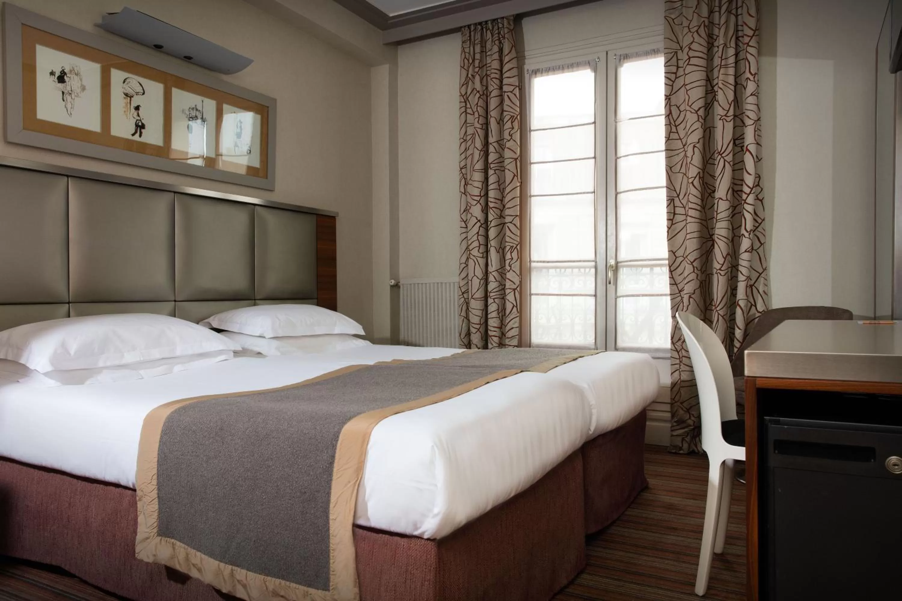 Bedroom, Bed in Hotel Berne Opera