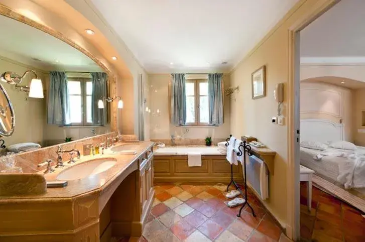Bathroom in Bastide Saint Antoine - Relais & Châteaux