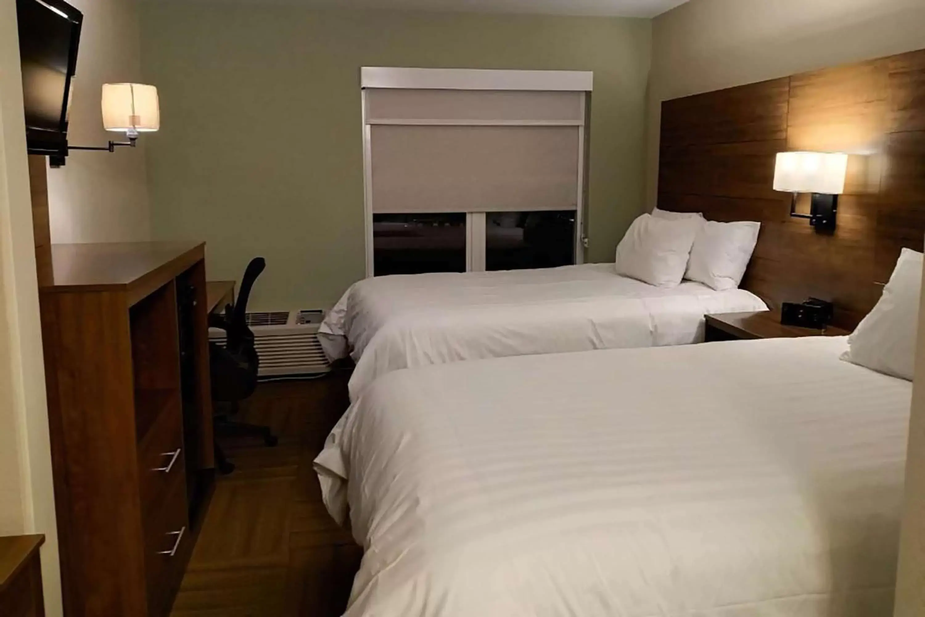 Photo of the whole room, Bed in Baymont by Wyndham Lake Park Valdosta I75