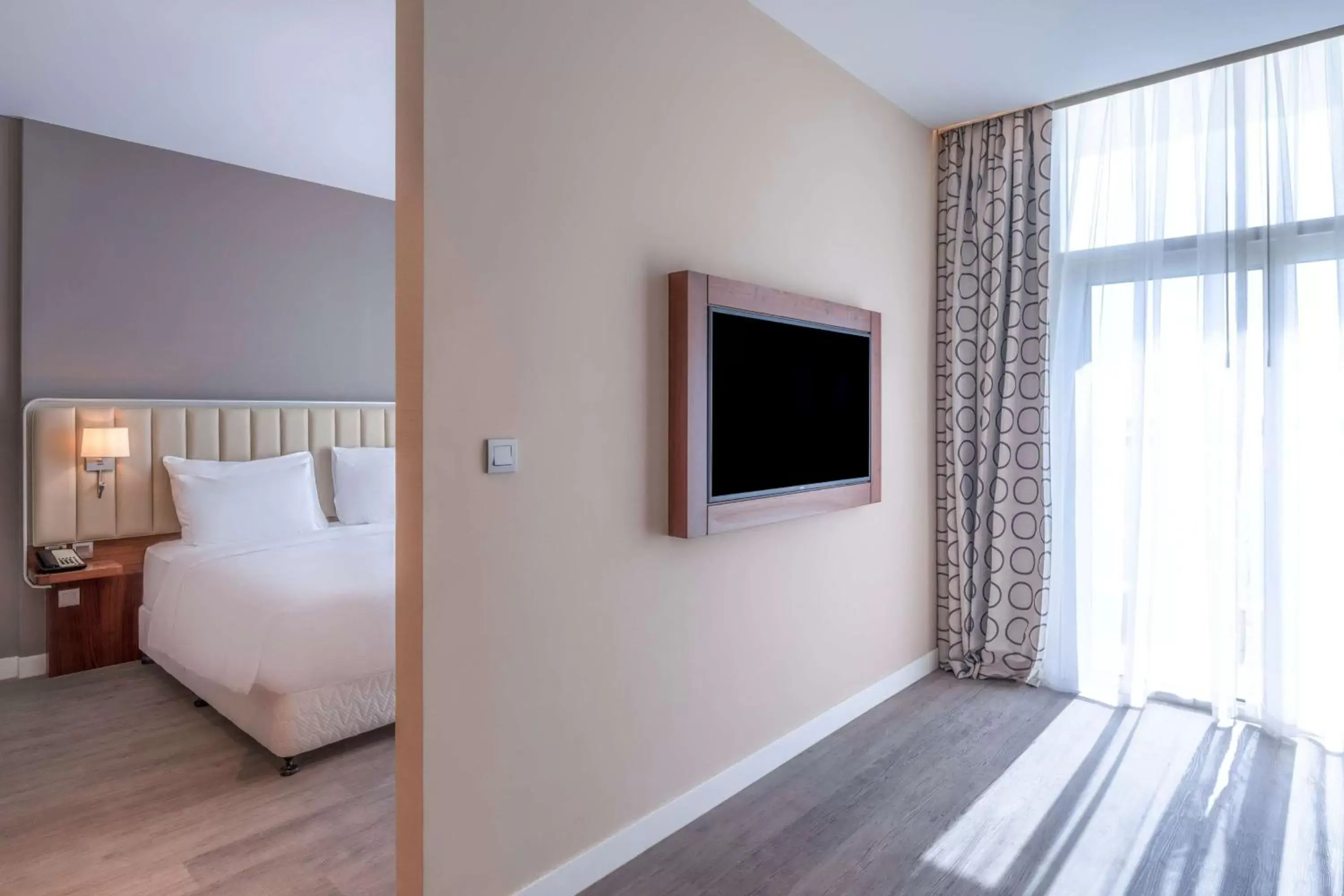 Bed, TV/Entertainment Center in Radisson Resort Ras Al Khaimah Marjan Island