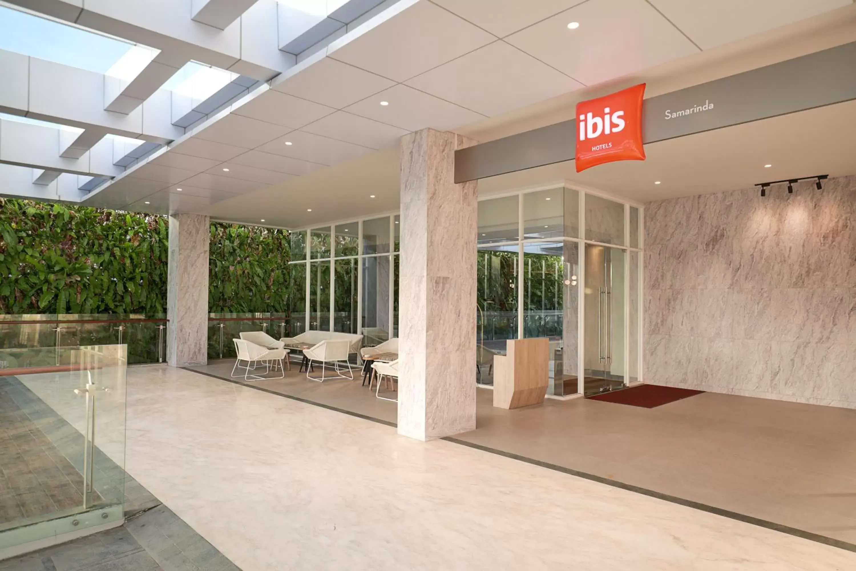 Facade/entrance in Ibis Samarinda Facade/entrance in Ibis Samarinda