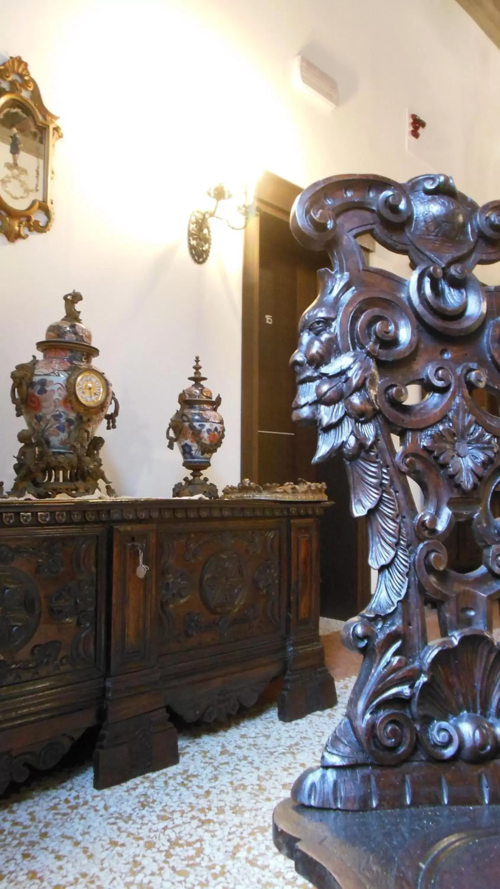 Decorative detail, Lobby/Reception in Hotel Sant'Antonin