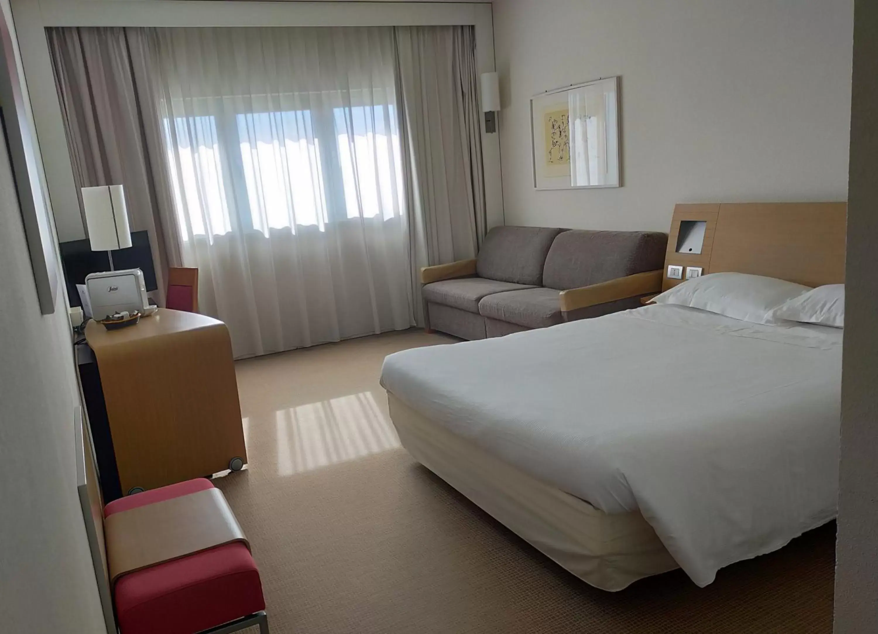 Photo of the whole room, Bed in The Sydney Hotel