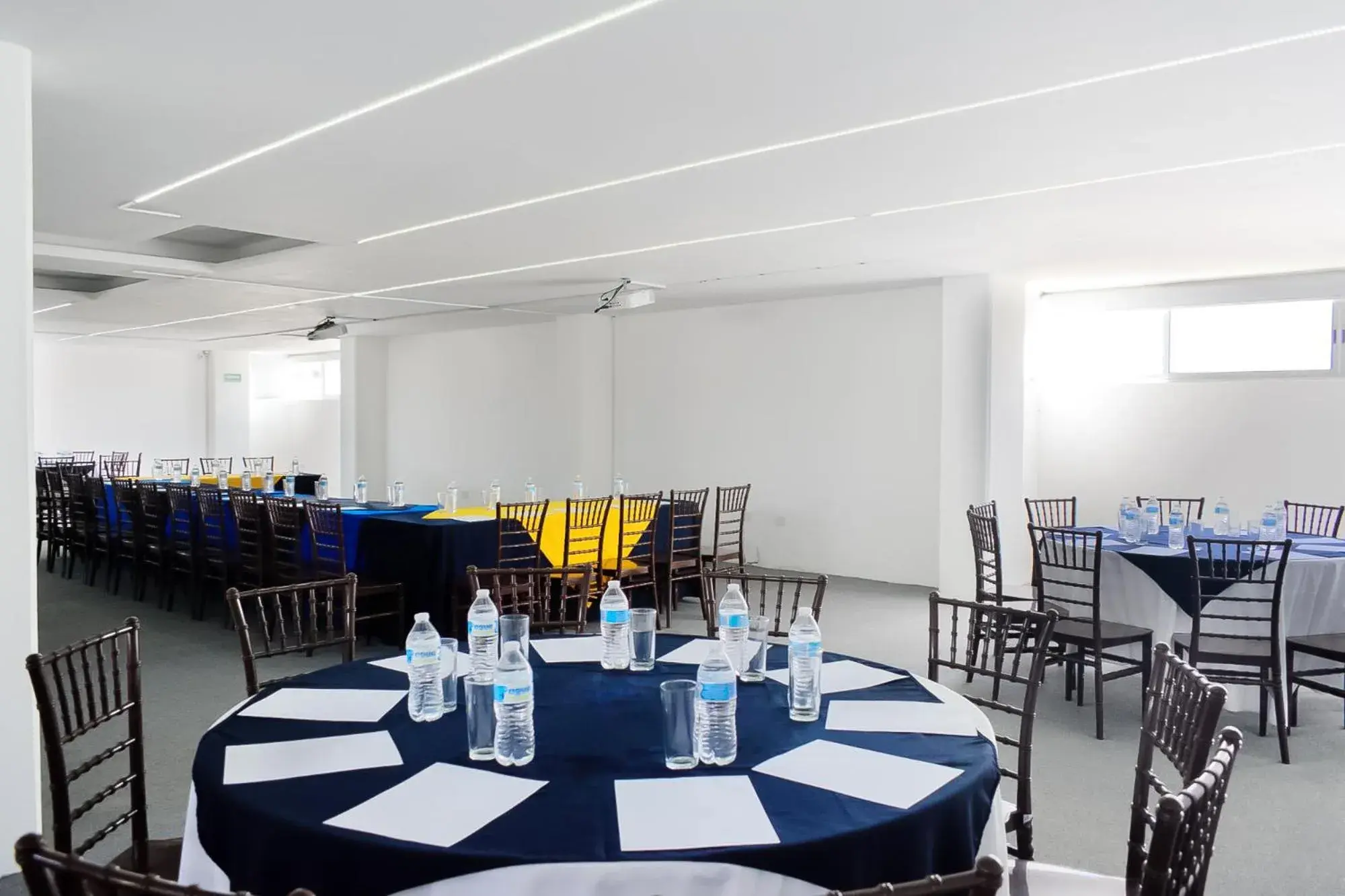 Meeting/conference room, Restaurant/Places to Eat in Puebla Inn Express