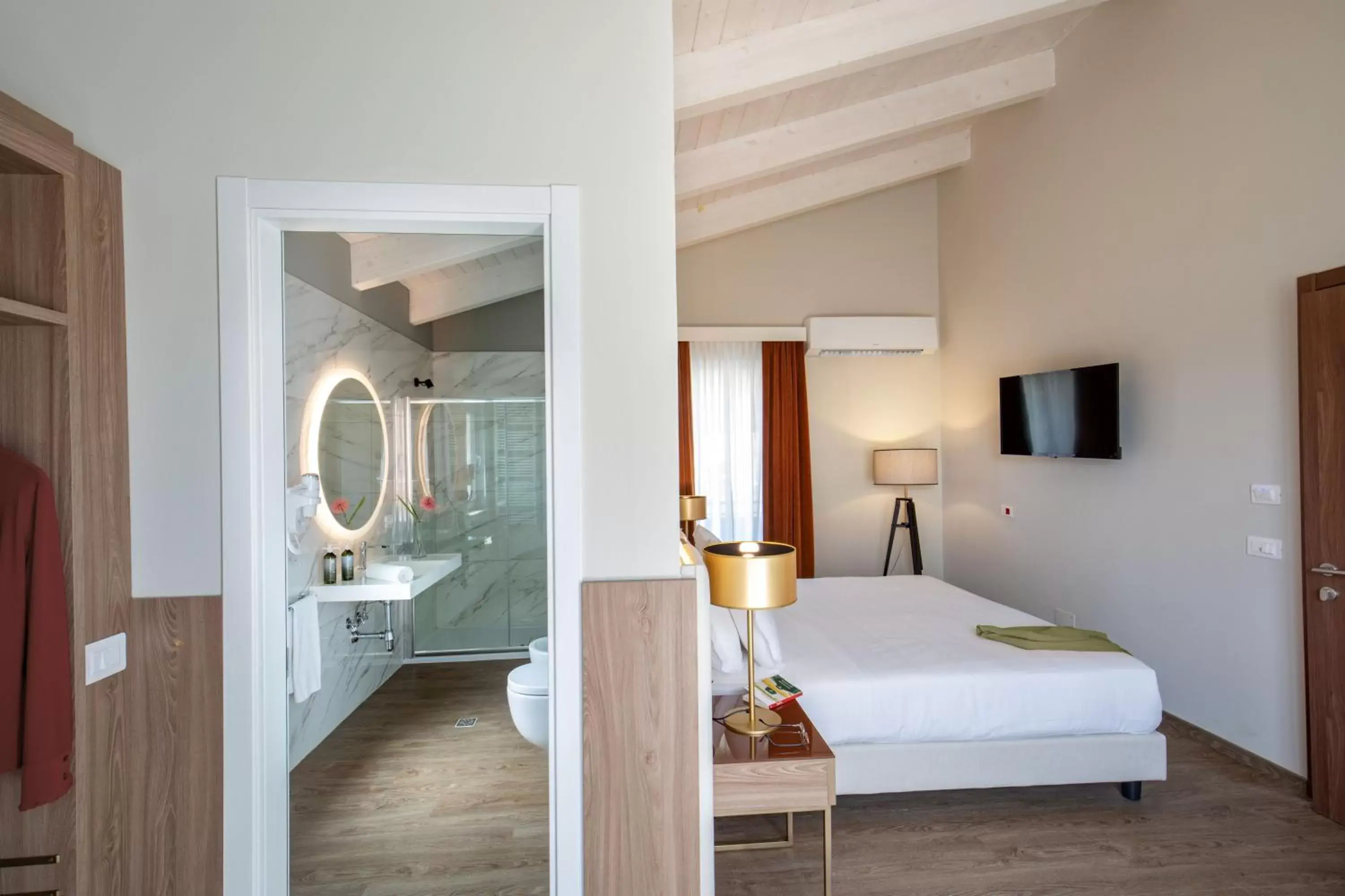 Bathroom, Bed in Hotel Della Piana