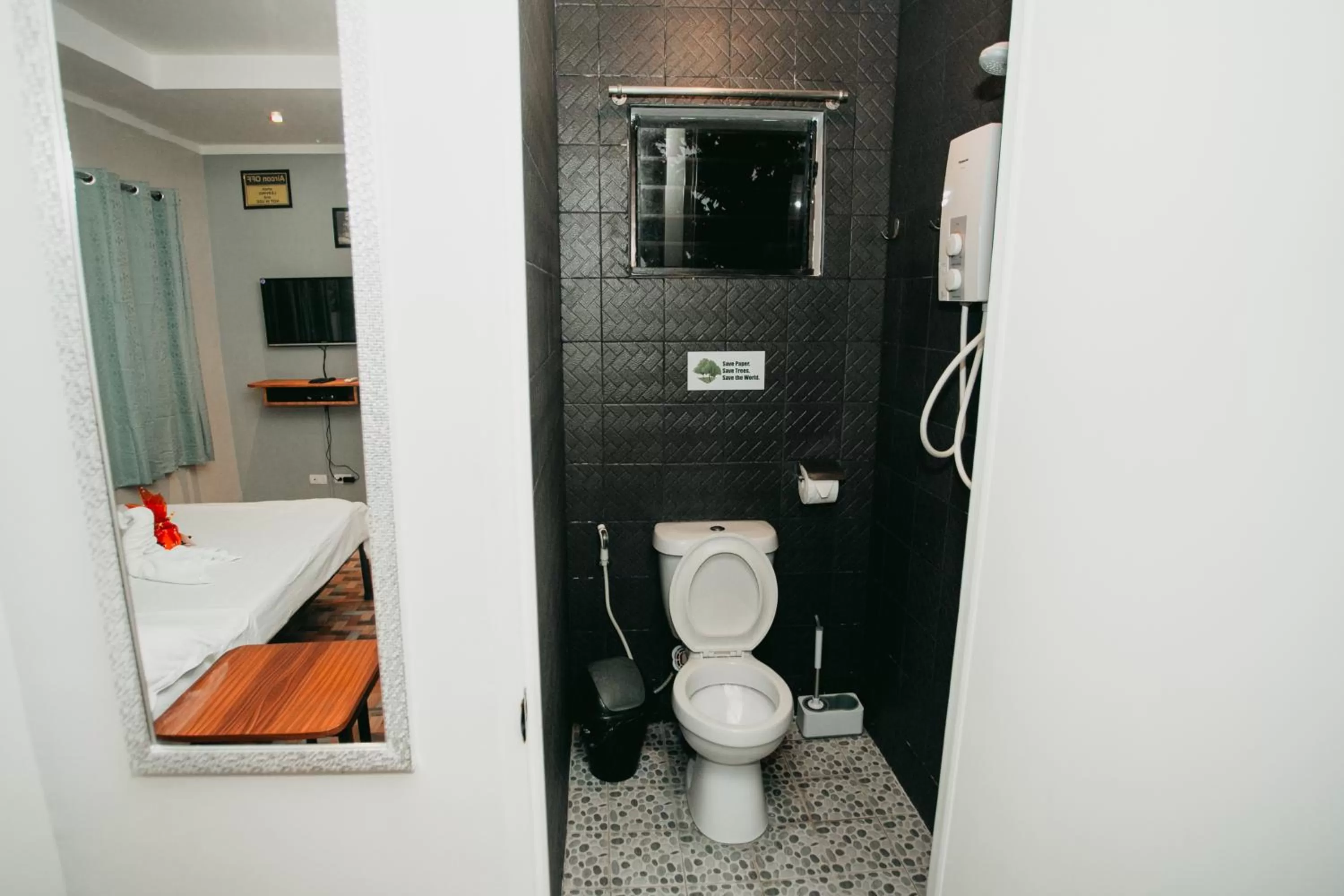 Toilet in Kingswick Residences & Lodge