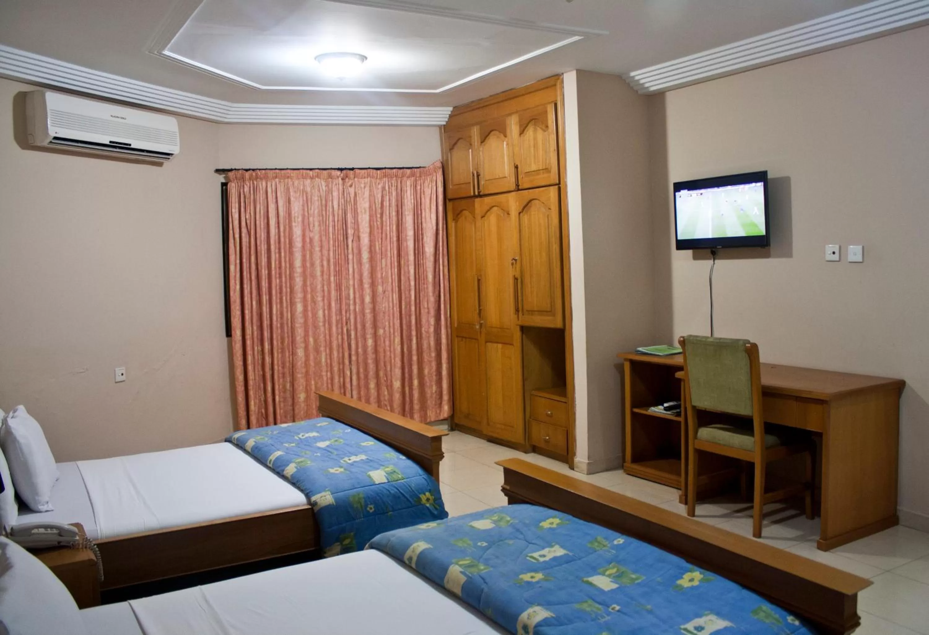 Photo of the whole room, Bed in Eastgate Hotel