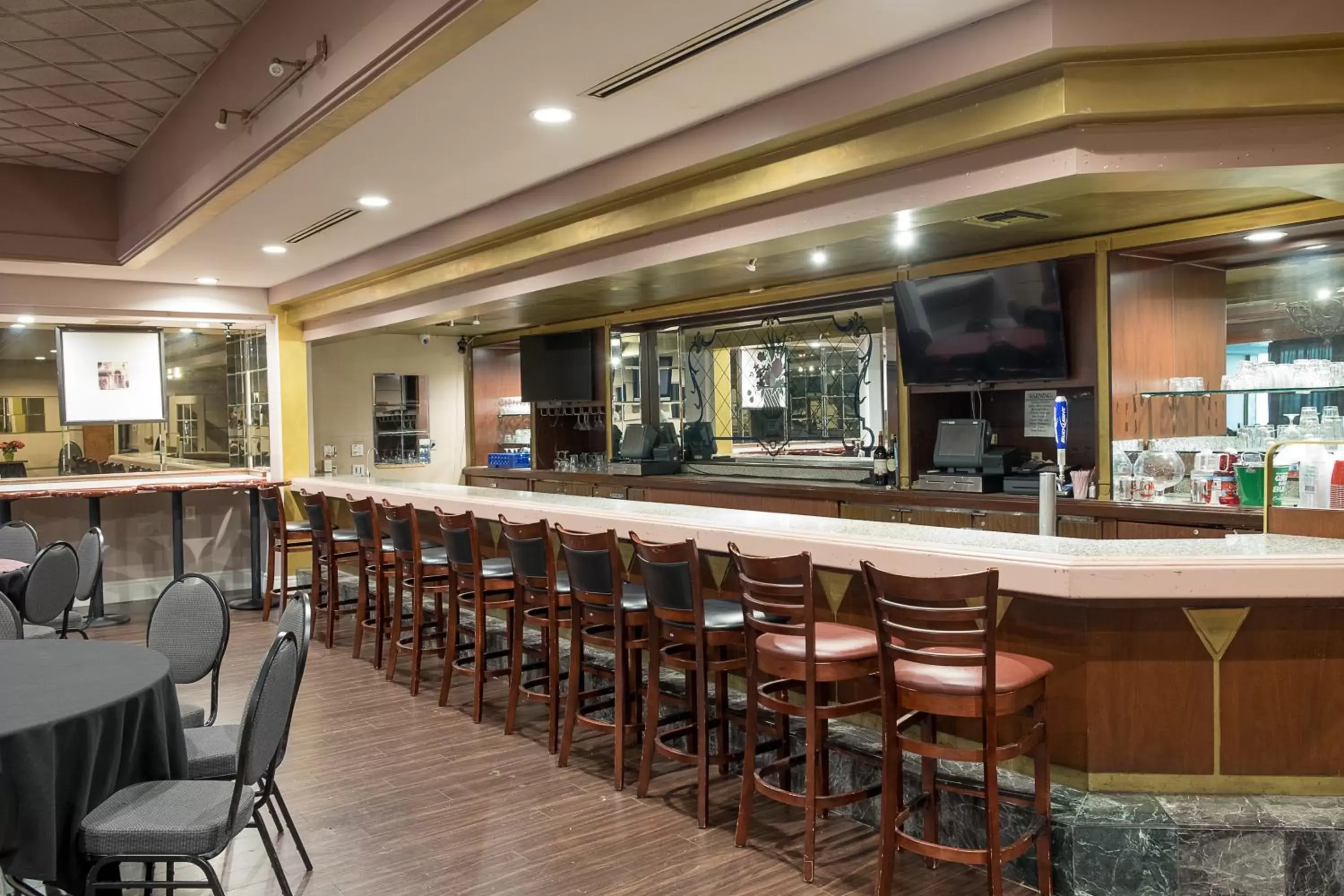 Lounge/Bar in Howard Johnson by Wyndham Fullerton/Anaheim Conference Cntr