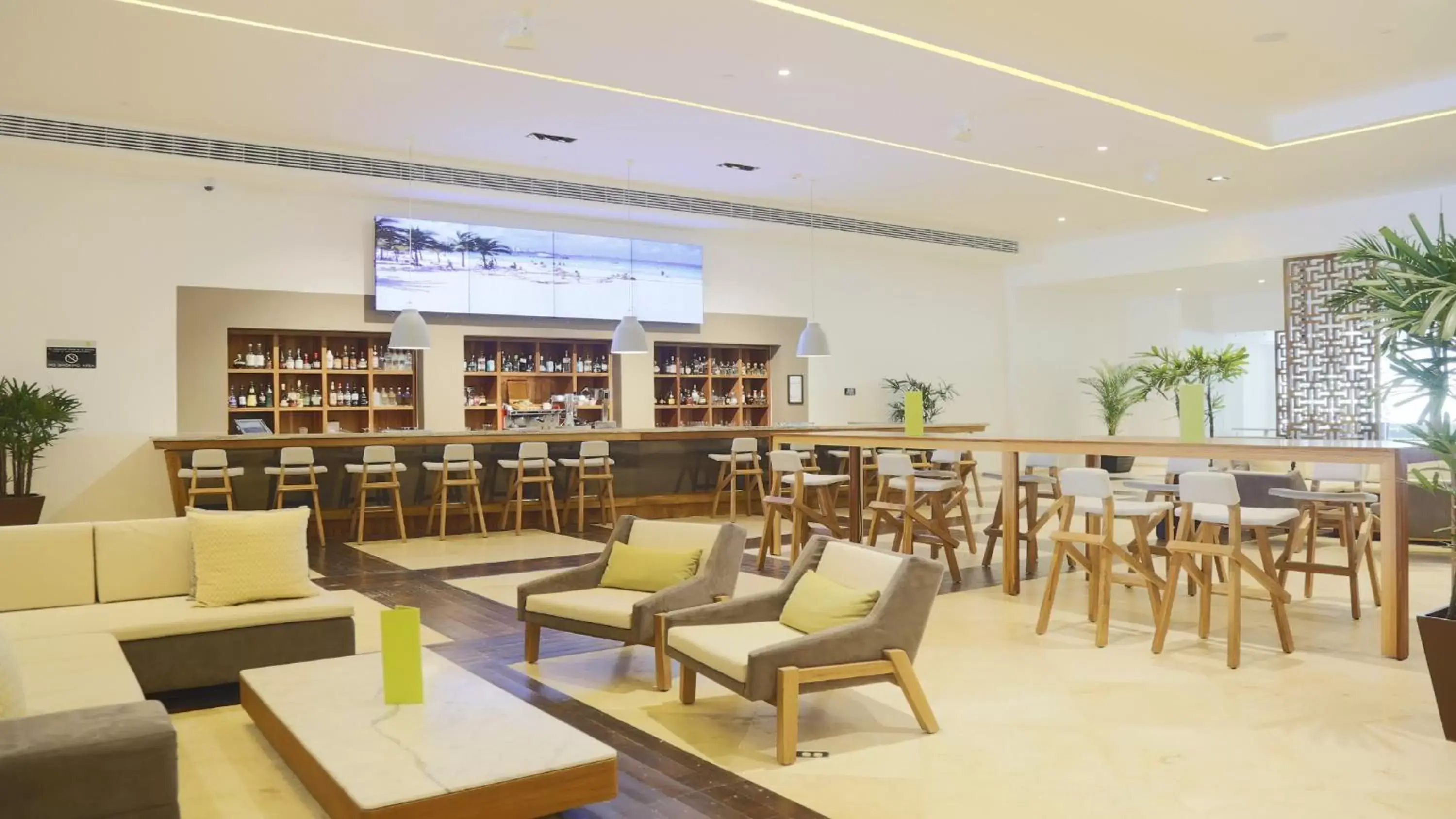 Lounge or bar in InterContinental Presidente Cancun Resort