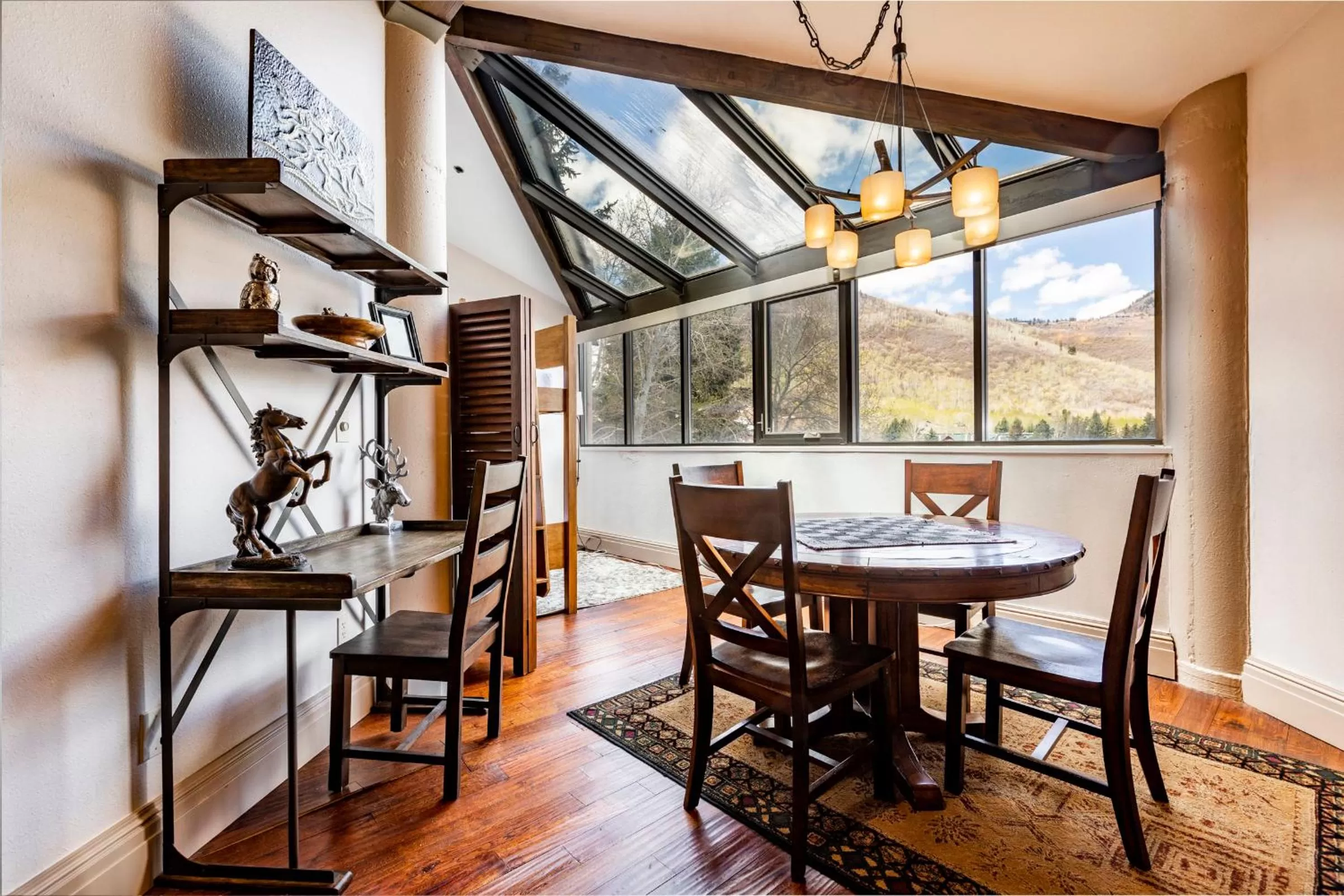 Dining area in Silver King by All Seasons Resort Lodging