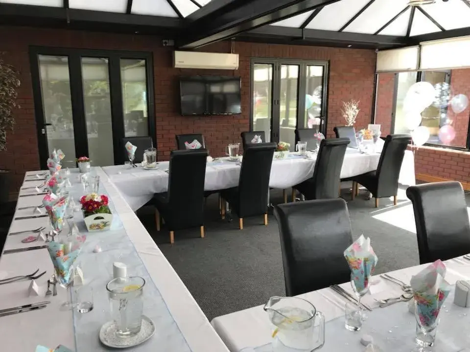 Restaurant/Places to Eat in Calderfields Golf & Country Club