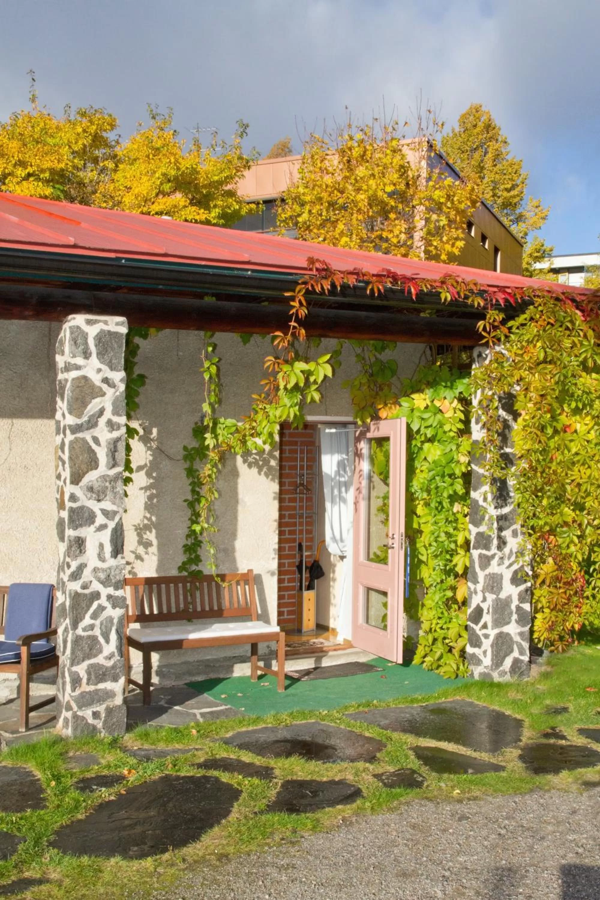 Facade/entrance in Lossiranta Lodge