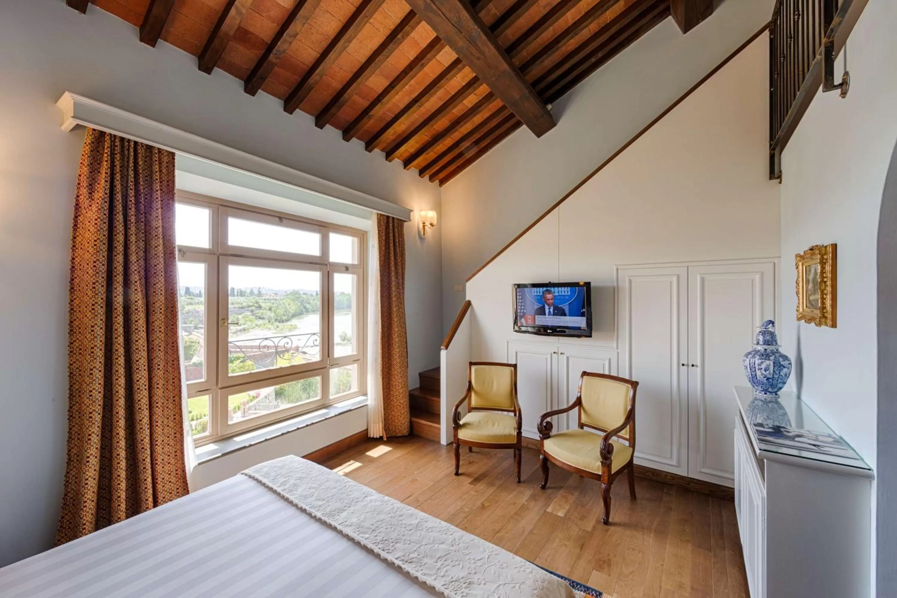 Photo of the whole room, Bed in Hotel Mulino di Firenze - WorldHotels Crafted