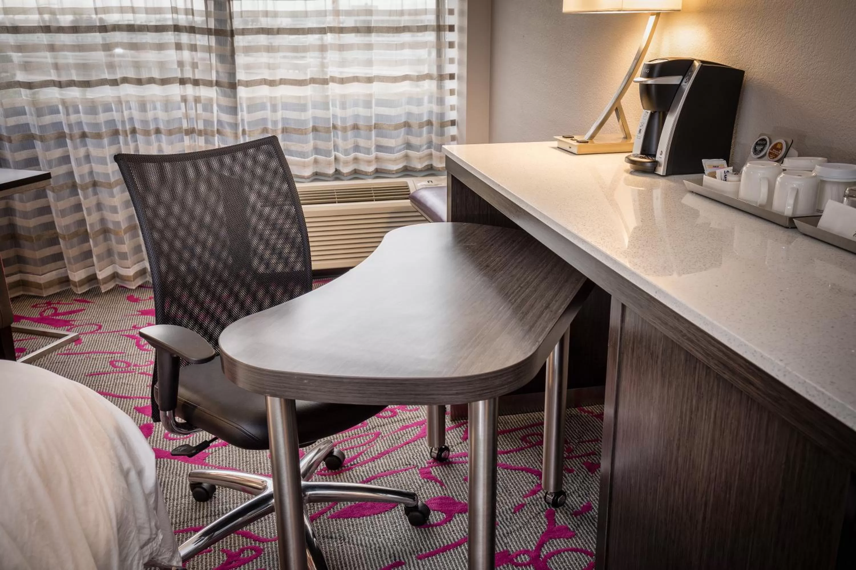 Seating area in Radisson Hotel Oakland Airport