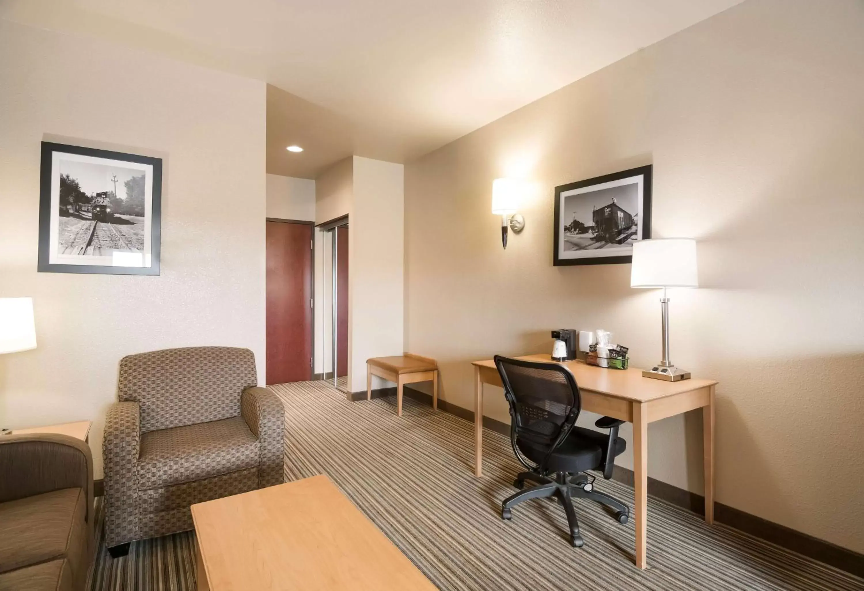 Bedroom, Seating Area in Best Western Shelby Inn & Suites
