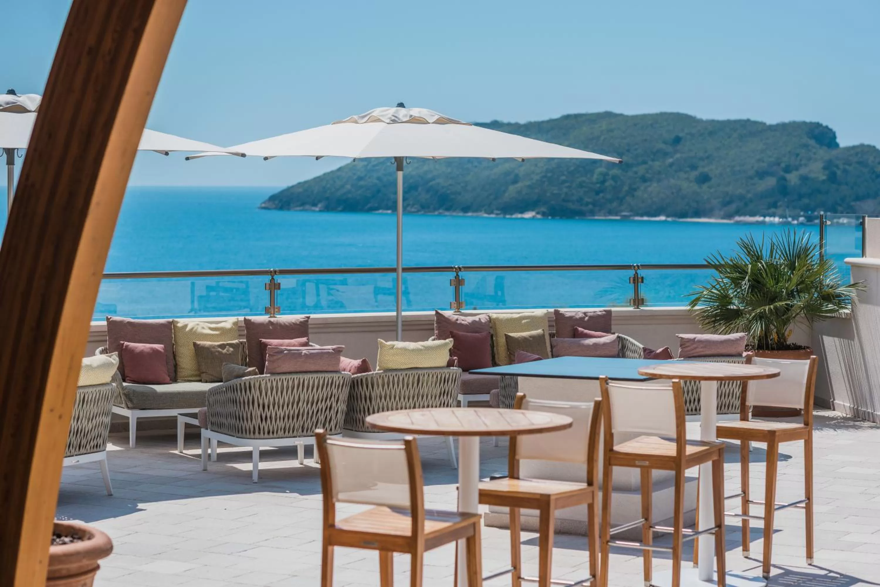 Lounge or bar in Iberostar Waves Slavija