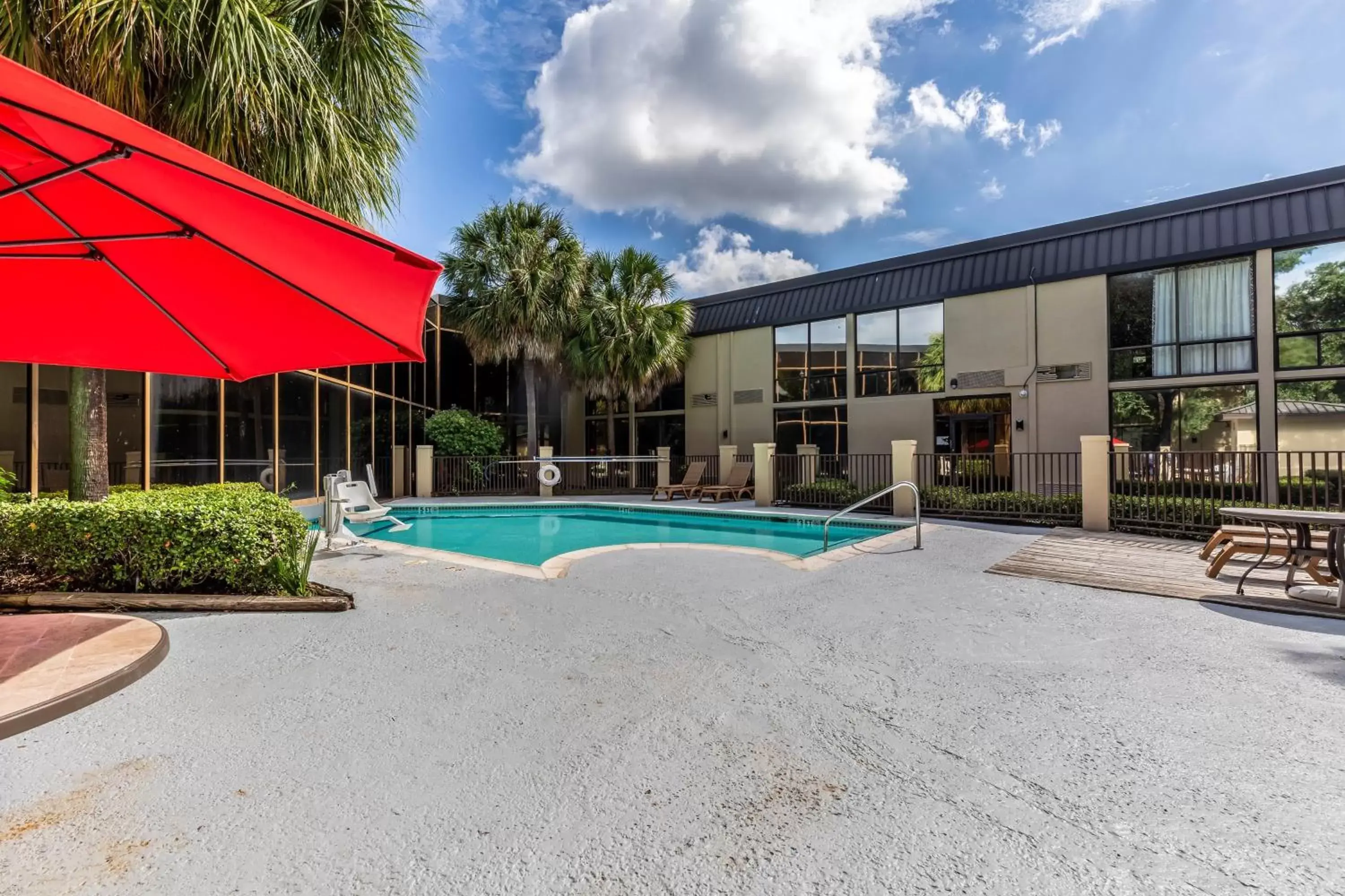Swimming pool, Property Building in Red Roof Inn PLUS & Suites Houston - IAH Airport SW