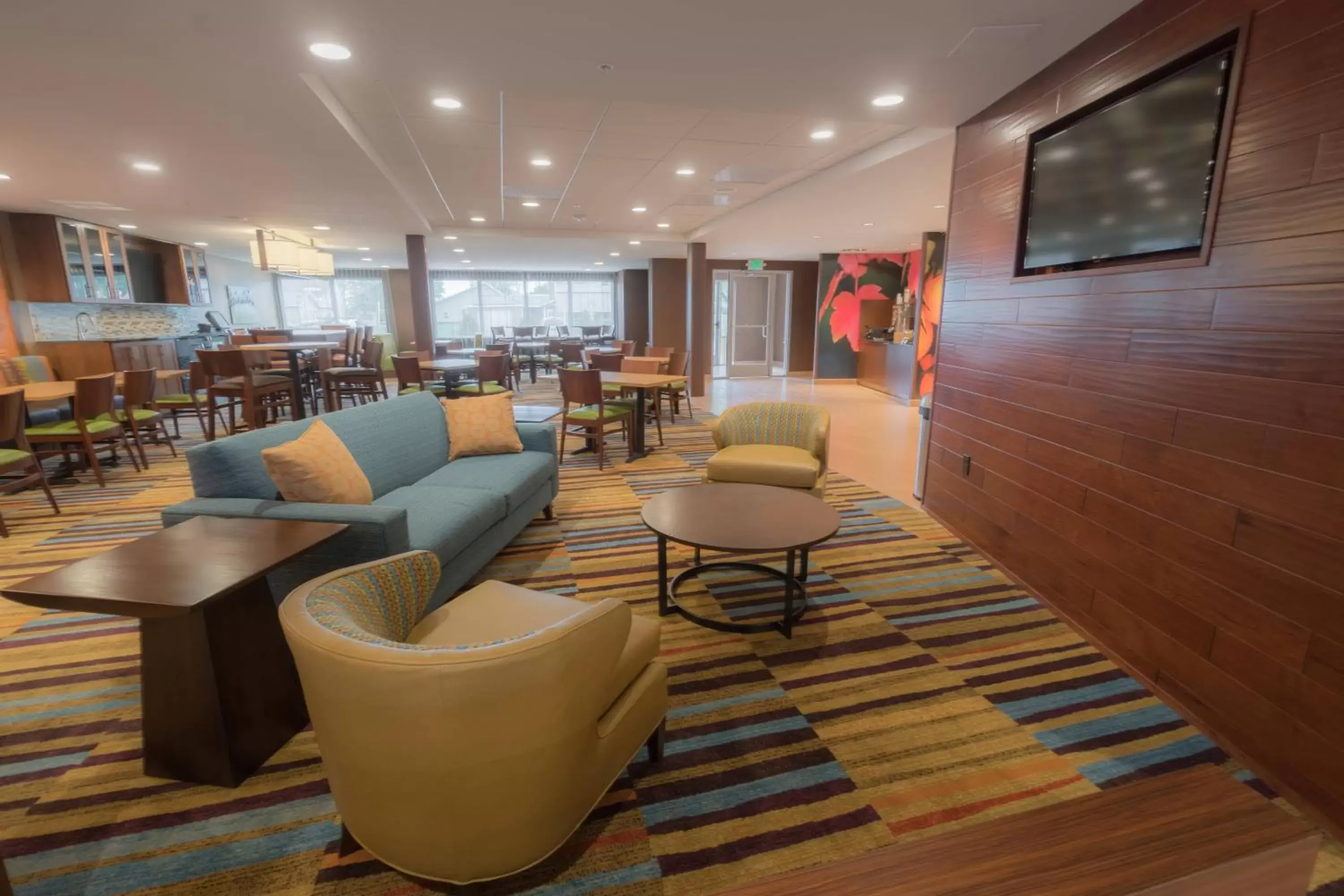 Lobby or reception, Lounge/Bar in Fairfield Inn & Suites by Marriott Gaylord