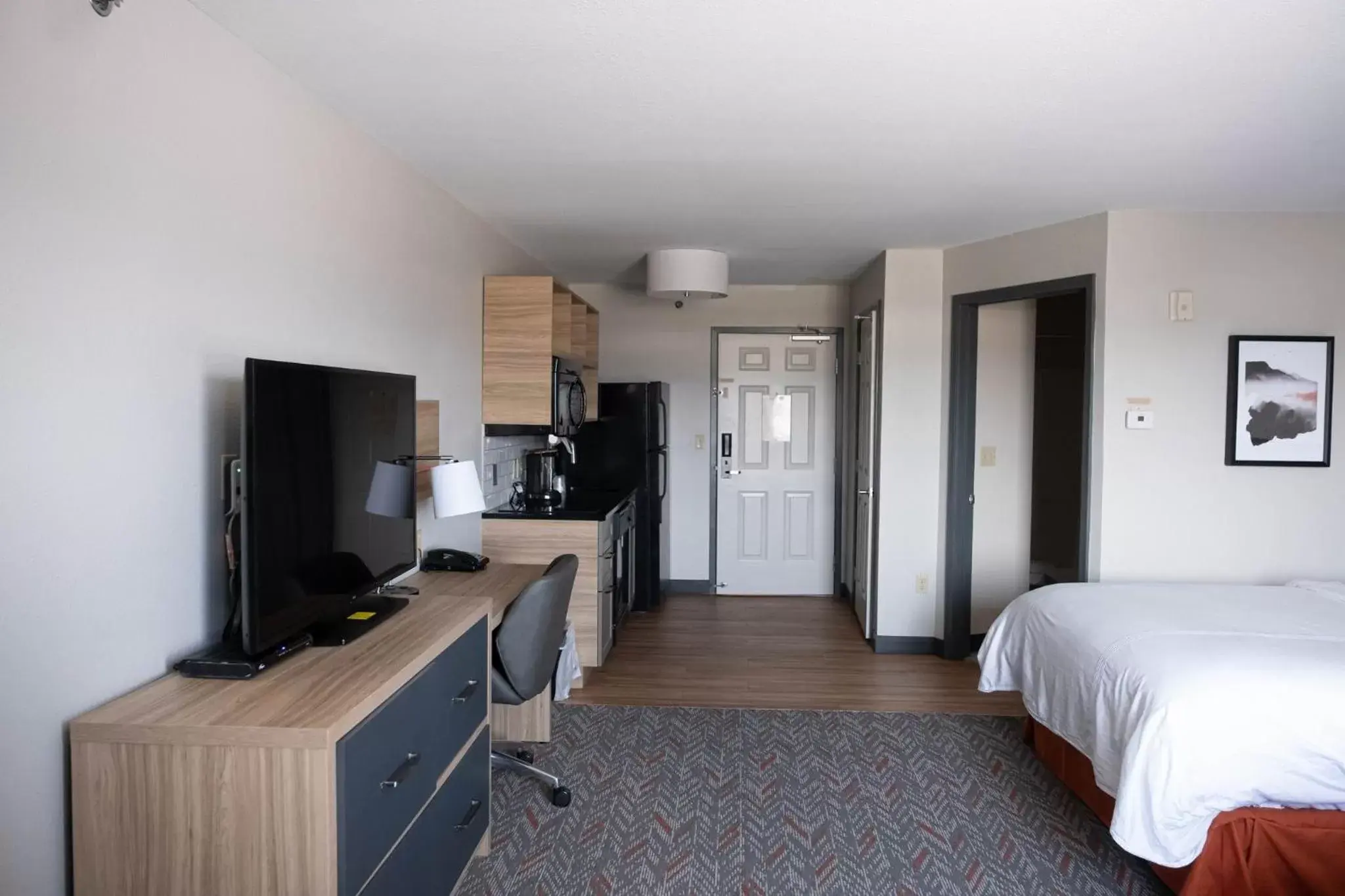 Photo of the whole room, TV/Entertainment Center in Candlewood Suites Sheridan, an IHG Hotel
