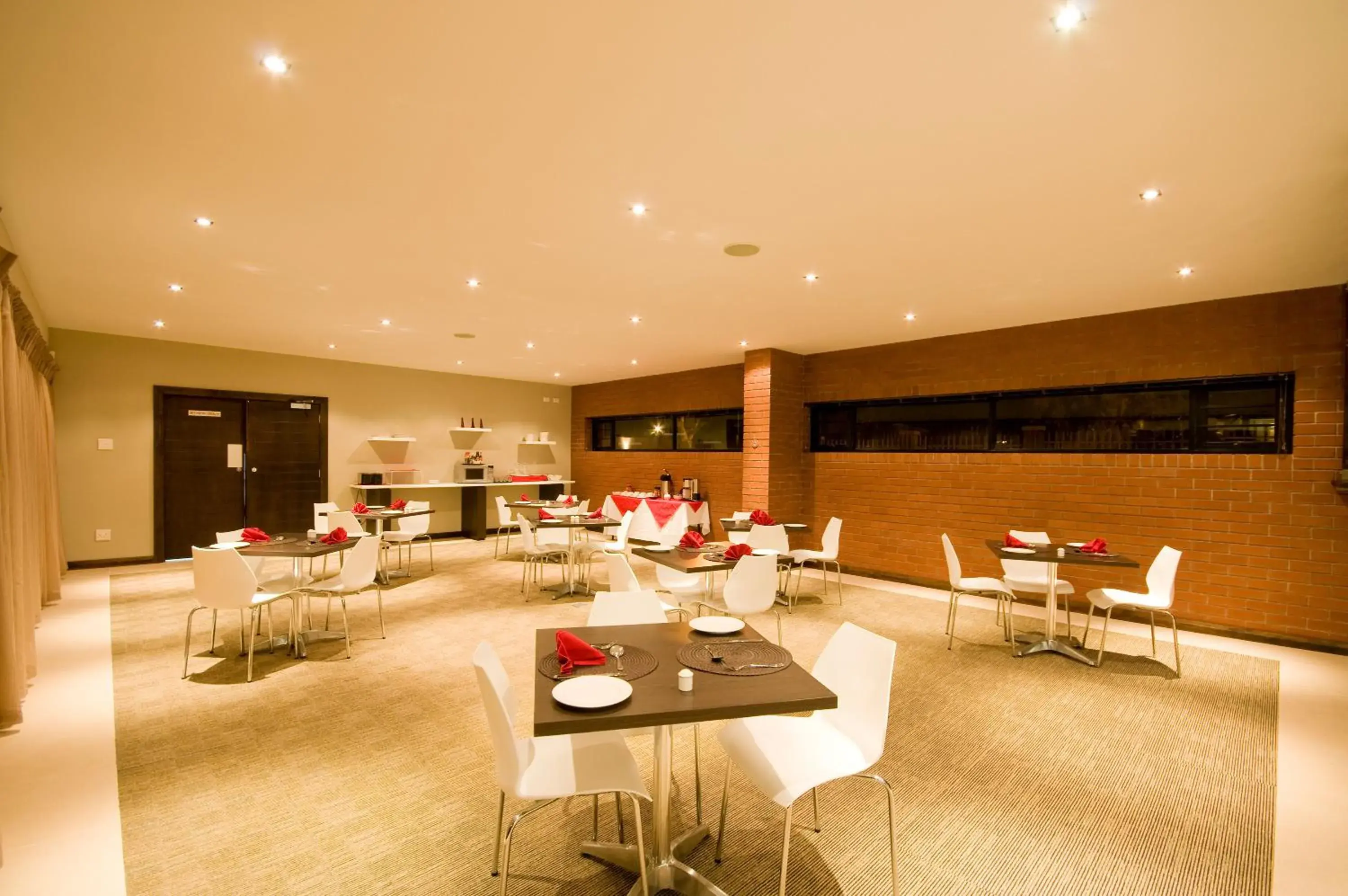 Restaurant/places to eat, Lounge/Bar in The Hub Boutique Hotel