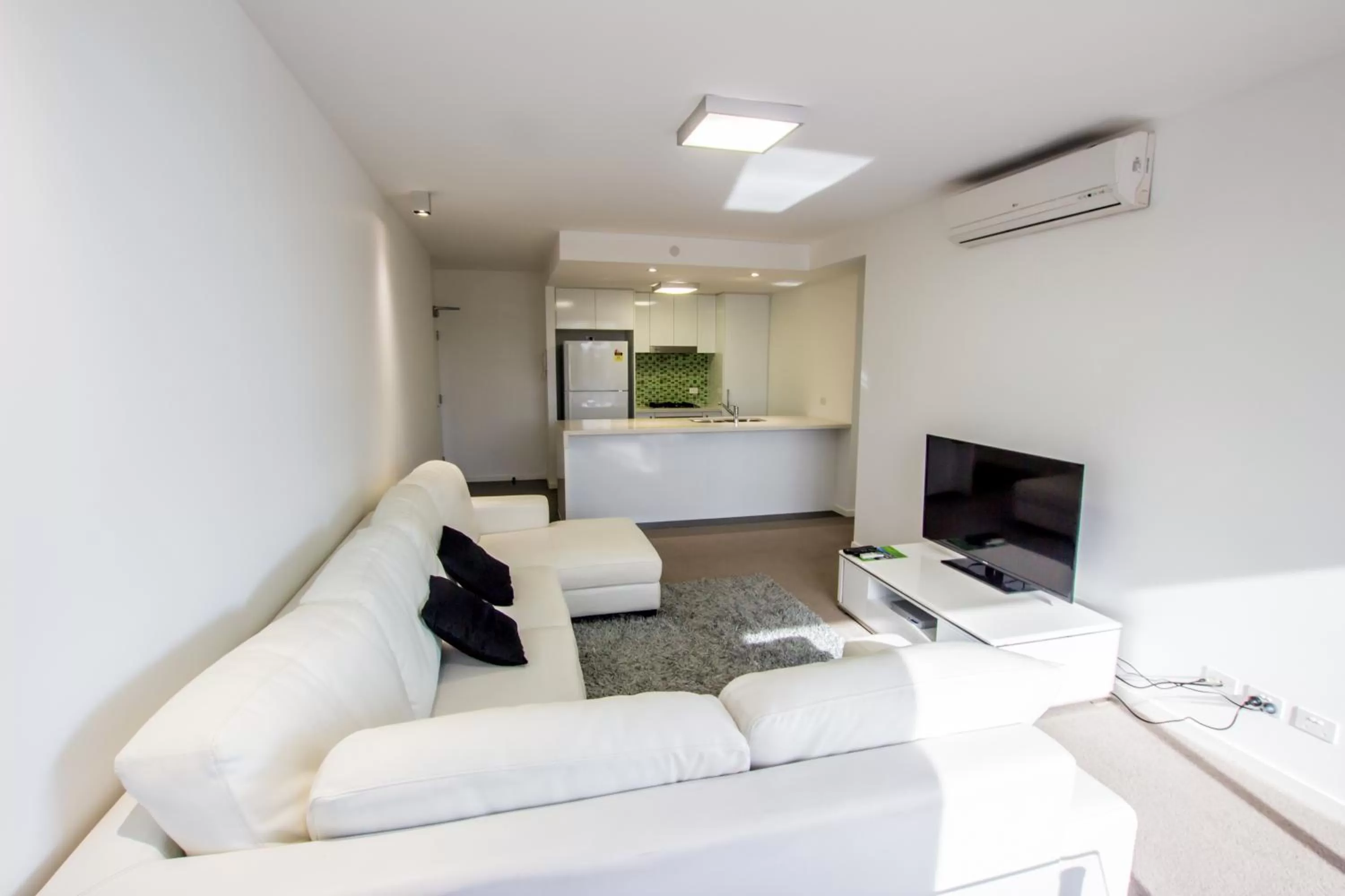 Living room, Bed in Eastwood Apartments