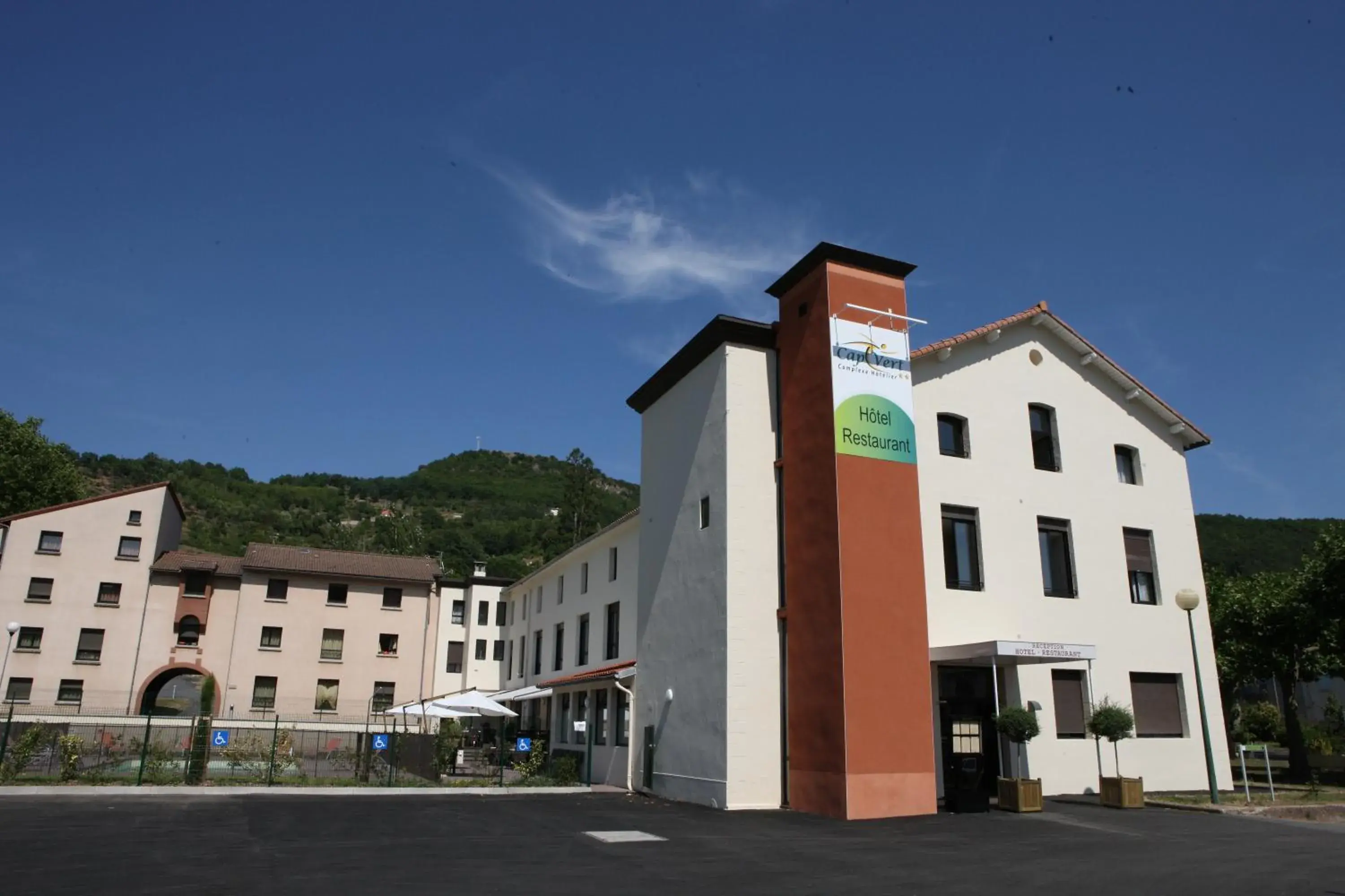Facade/entrance, Property Building in Hôtel CAP VERT en Aveyron