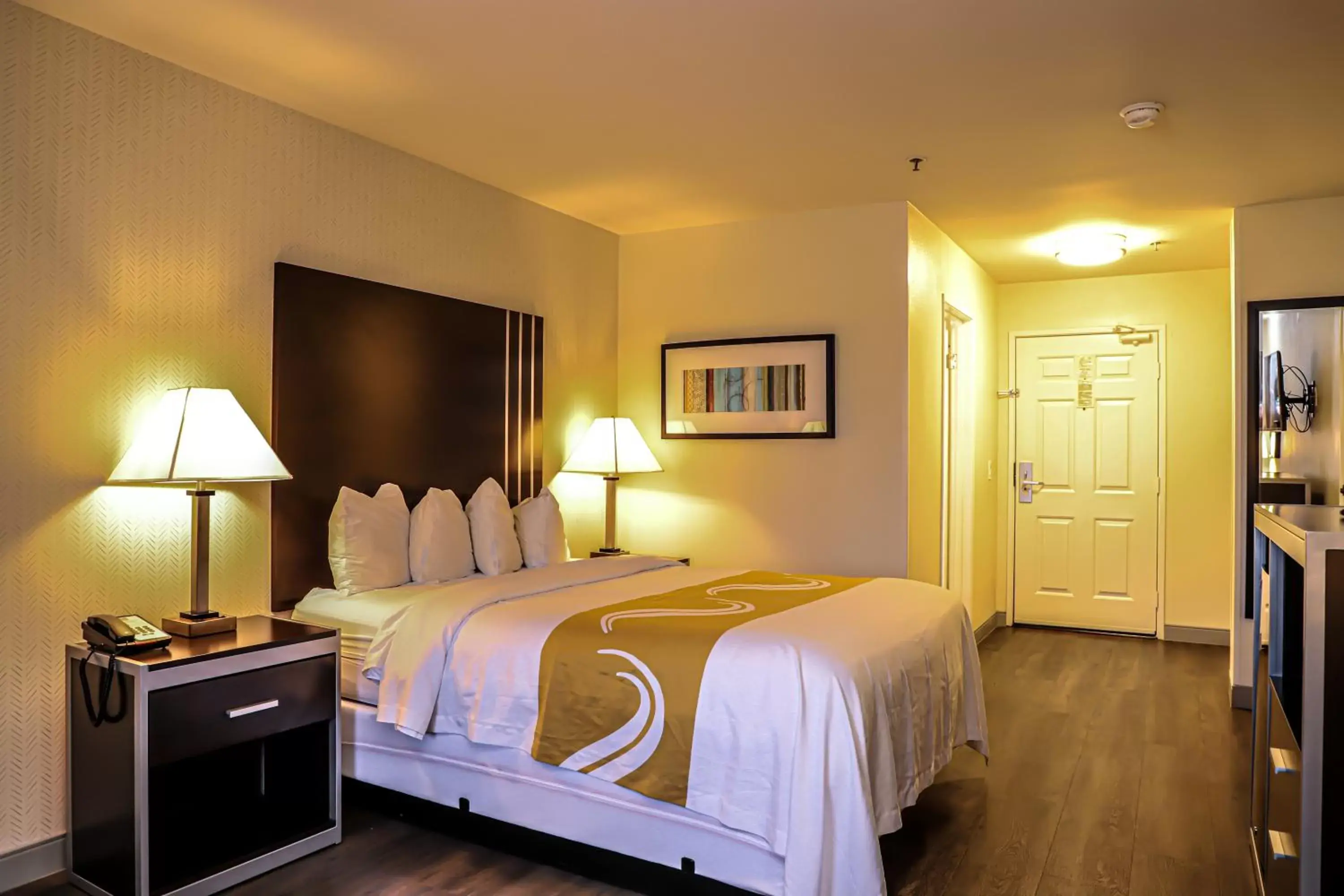 Bed in Quality Inn & Suites Camarillo-Oxnard