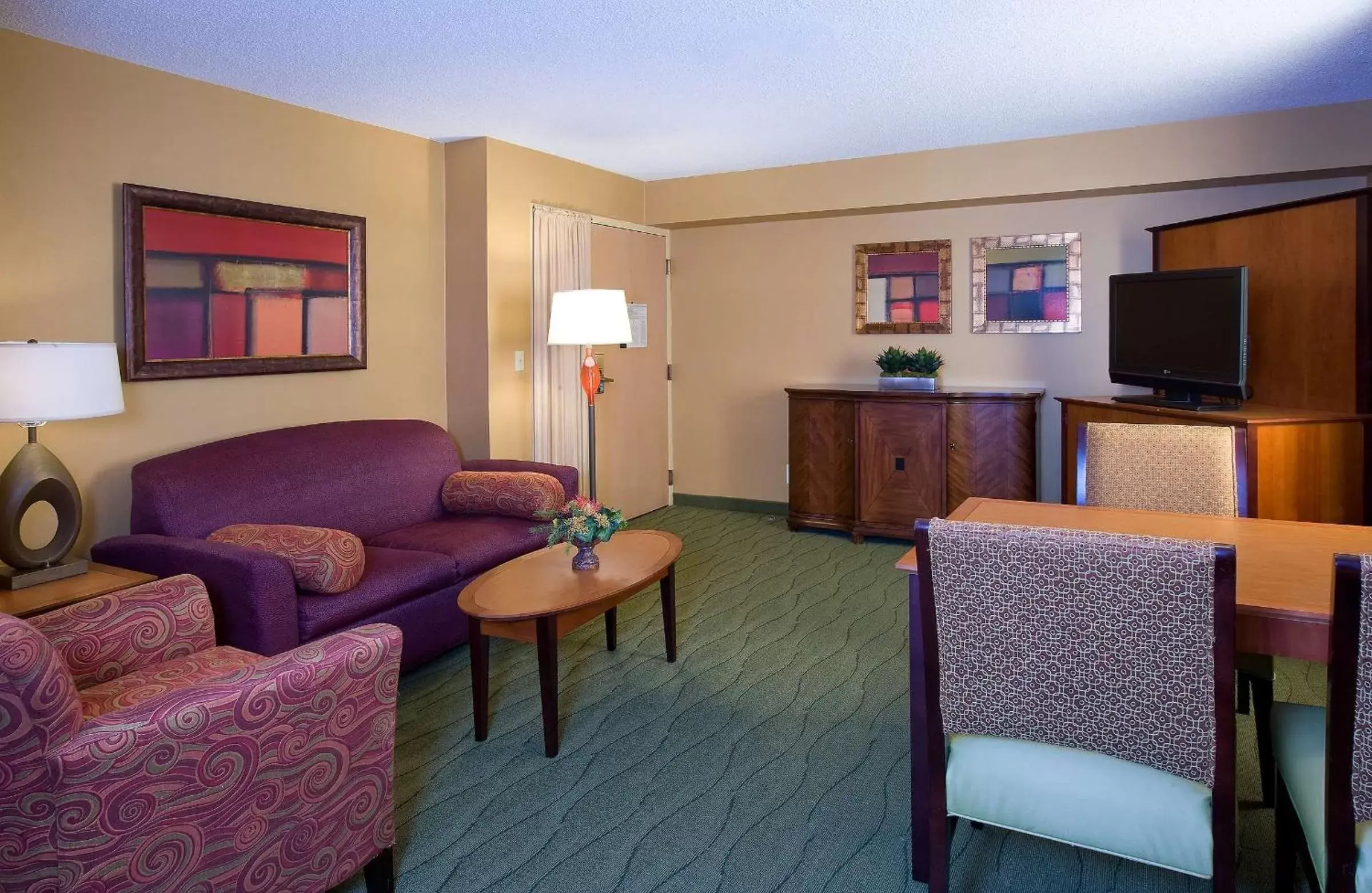 Bedroom, Seating Area in Embassy Suites by Hilton Kansas City International Airport